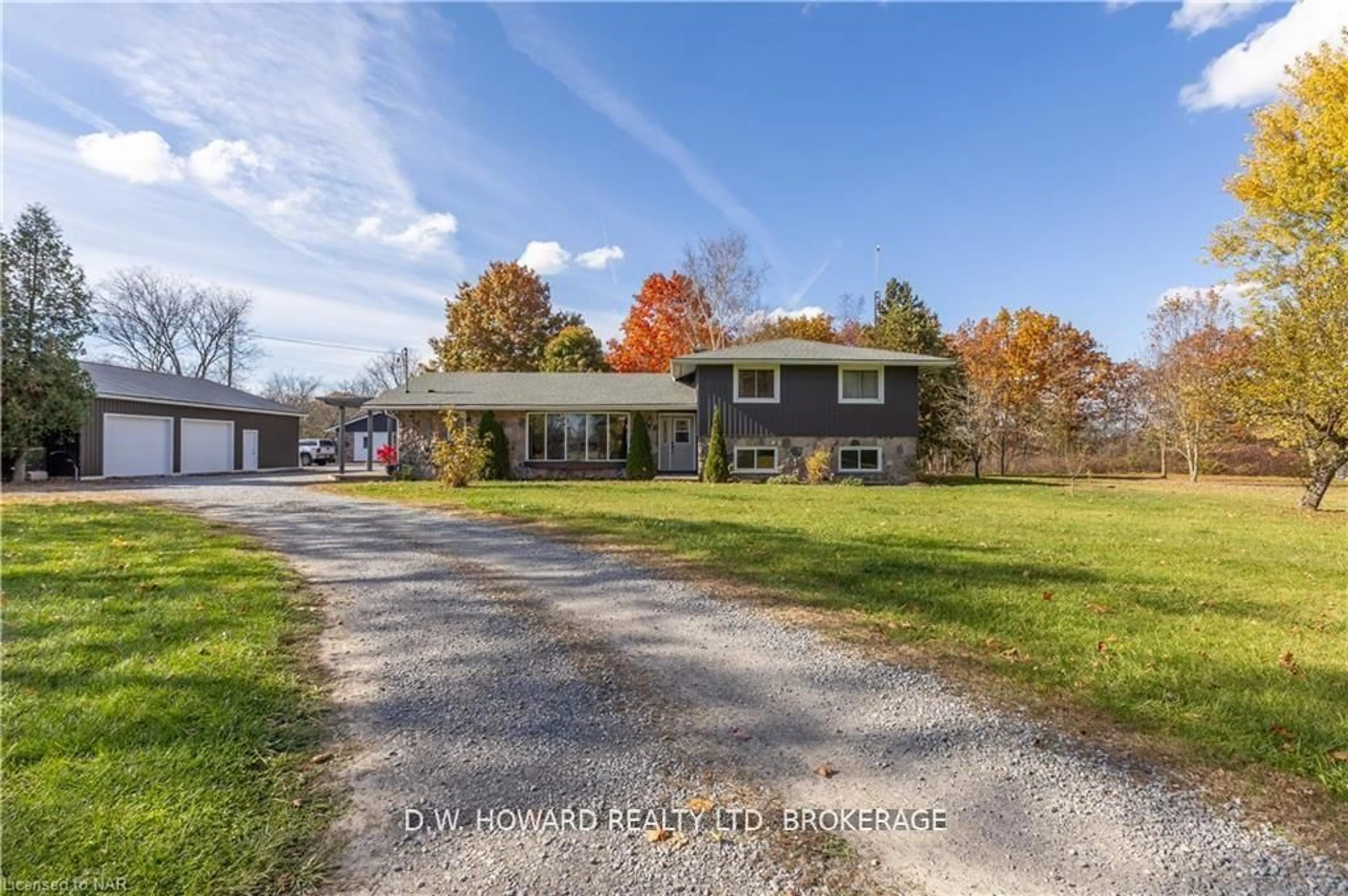A pic from outside/outdoor area/front of a property/back of a property/a pic from drone, unknown for 417 Highway 140 Highway, Welland Ontario L3B 5N7