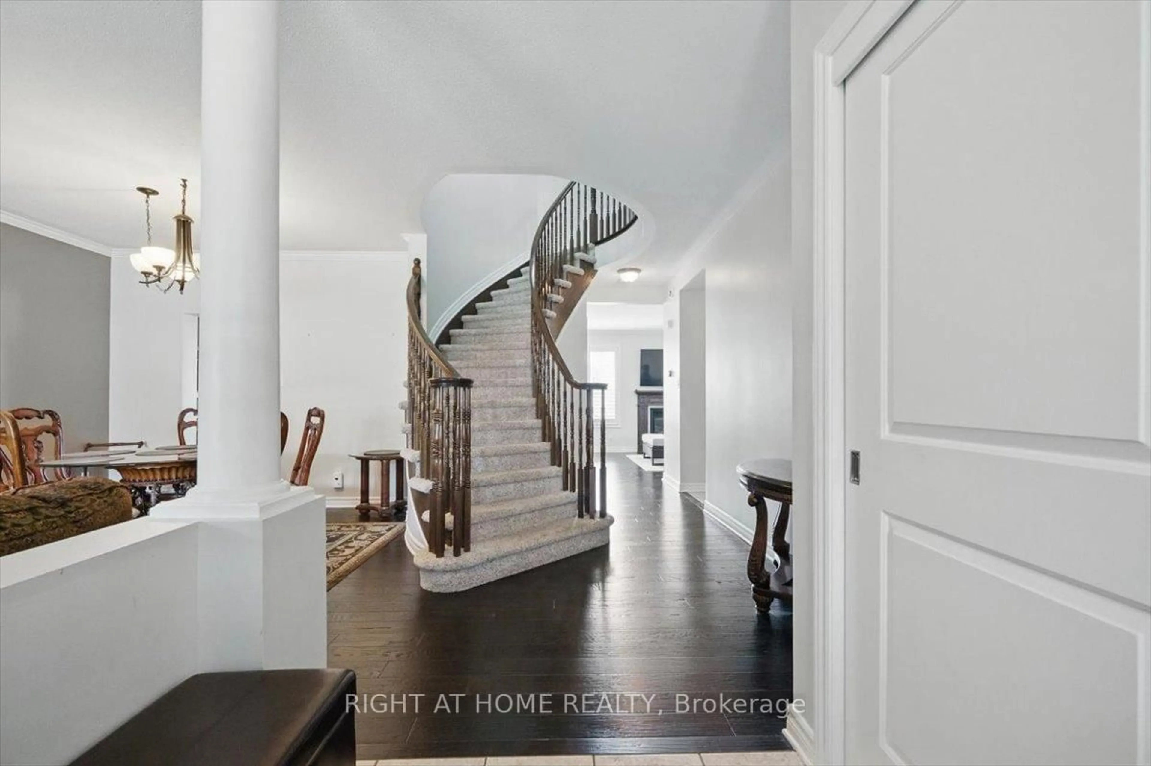 Indoor entryway for 228 Wildcliff Way, Orleans Ontario K4A 0L3