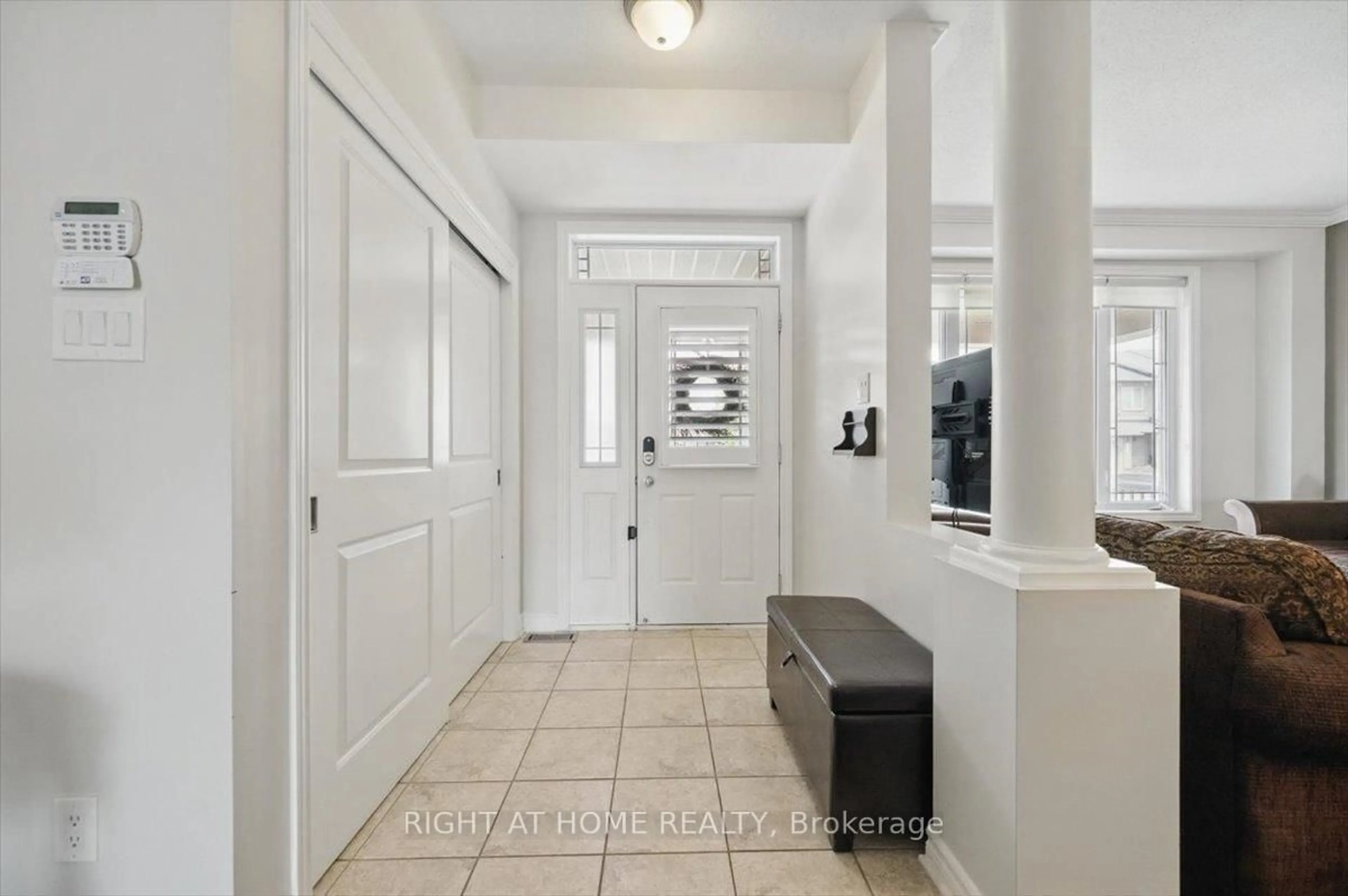 Indoor entryway for 228 Wildcliff Way, Orleans Ontario K4A 0L3