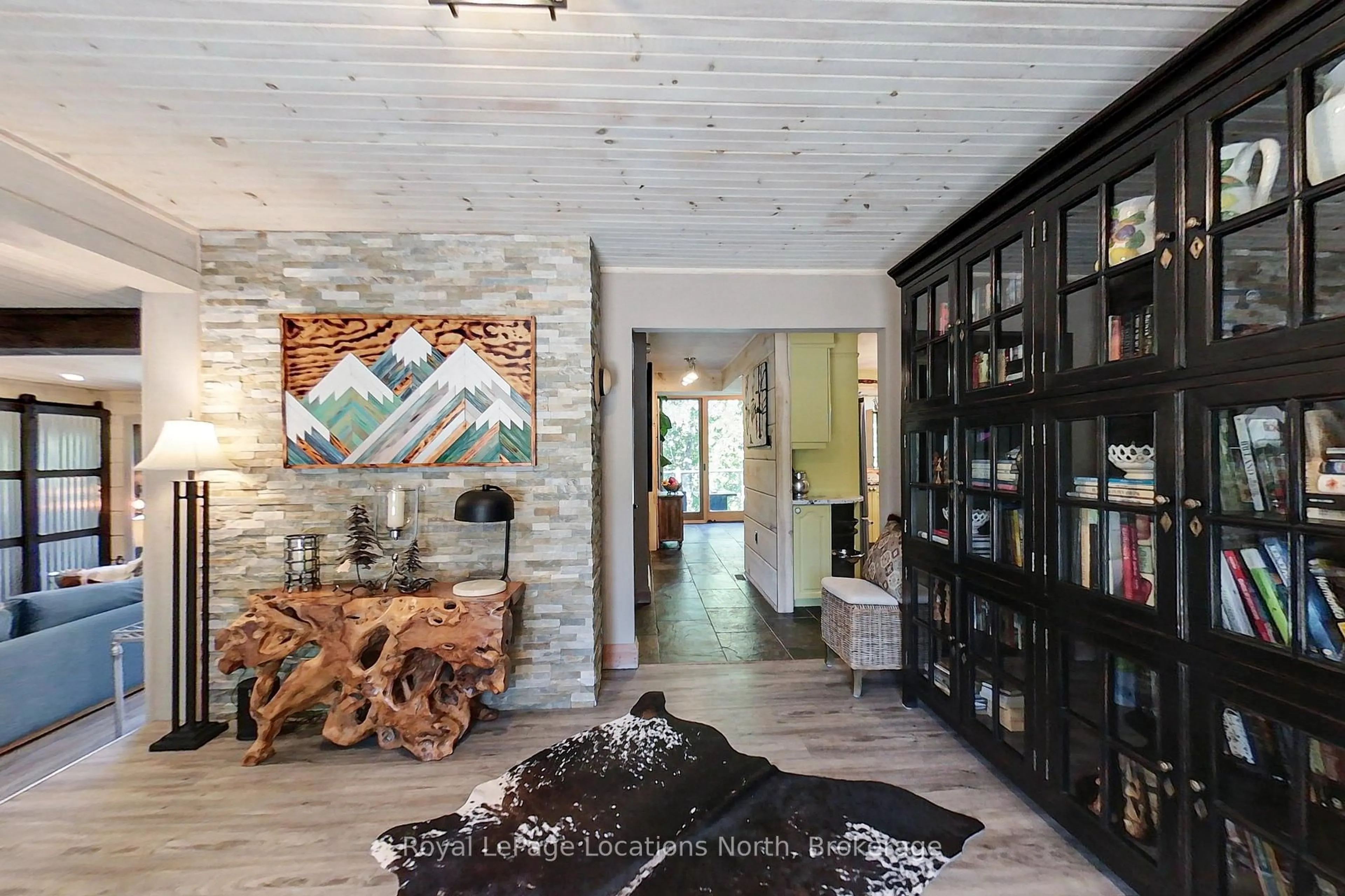 Indoor foyer for 167 39TH Sdrd, Blue Mountains Ontario N0H 2P0