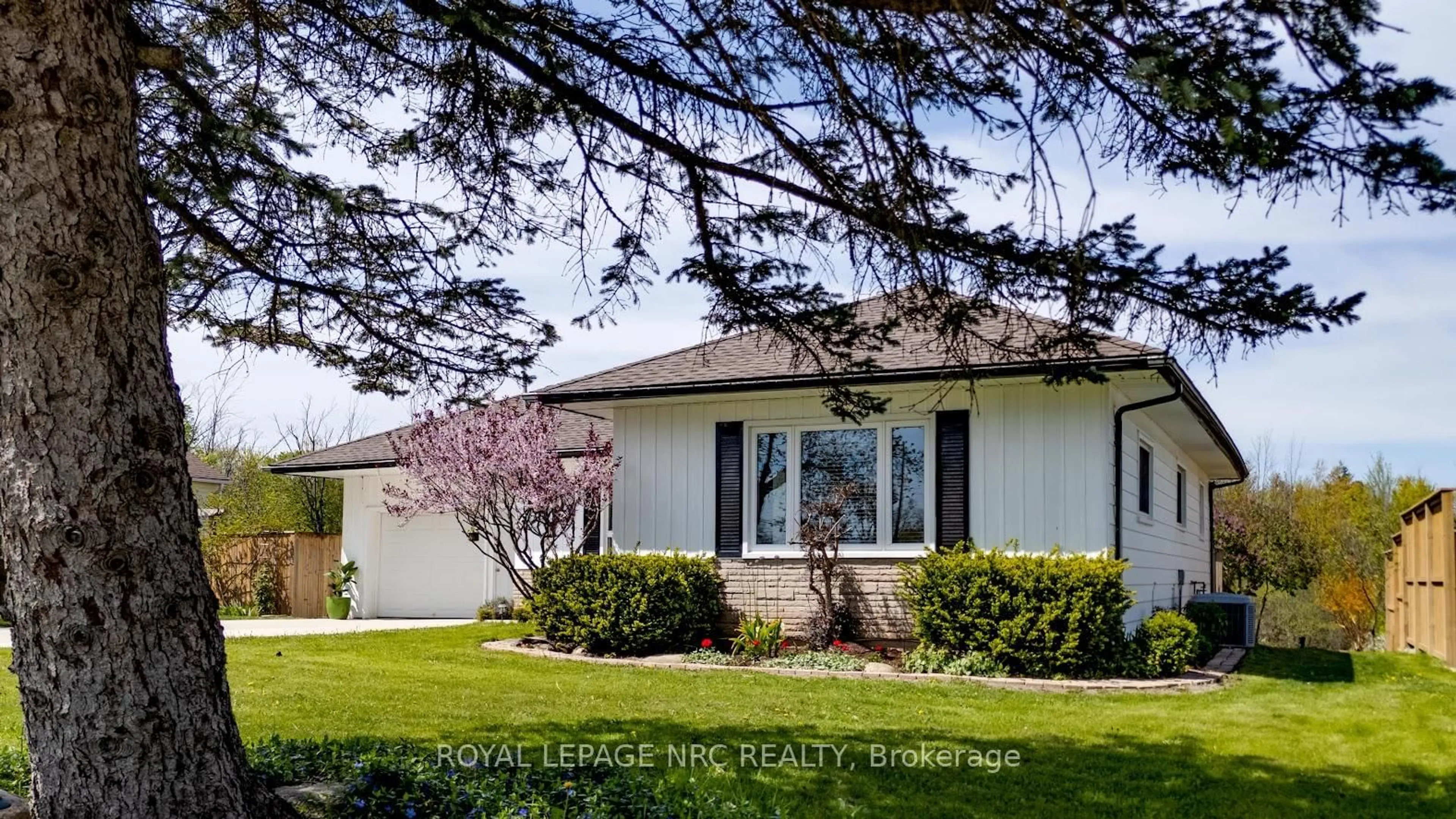 Home with vinyl exterior material, street for 3522 EAST MAIN St, Fort Erie Ontario L0S 1S0