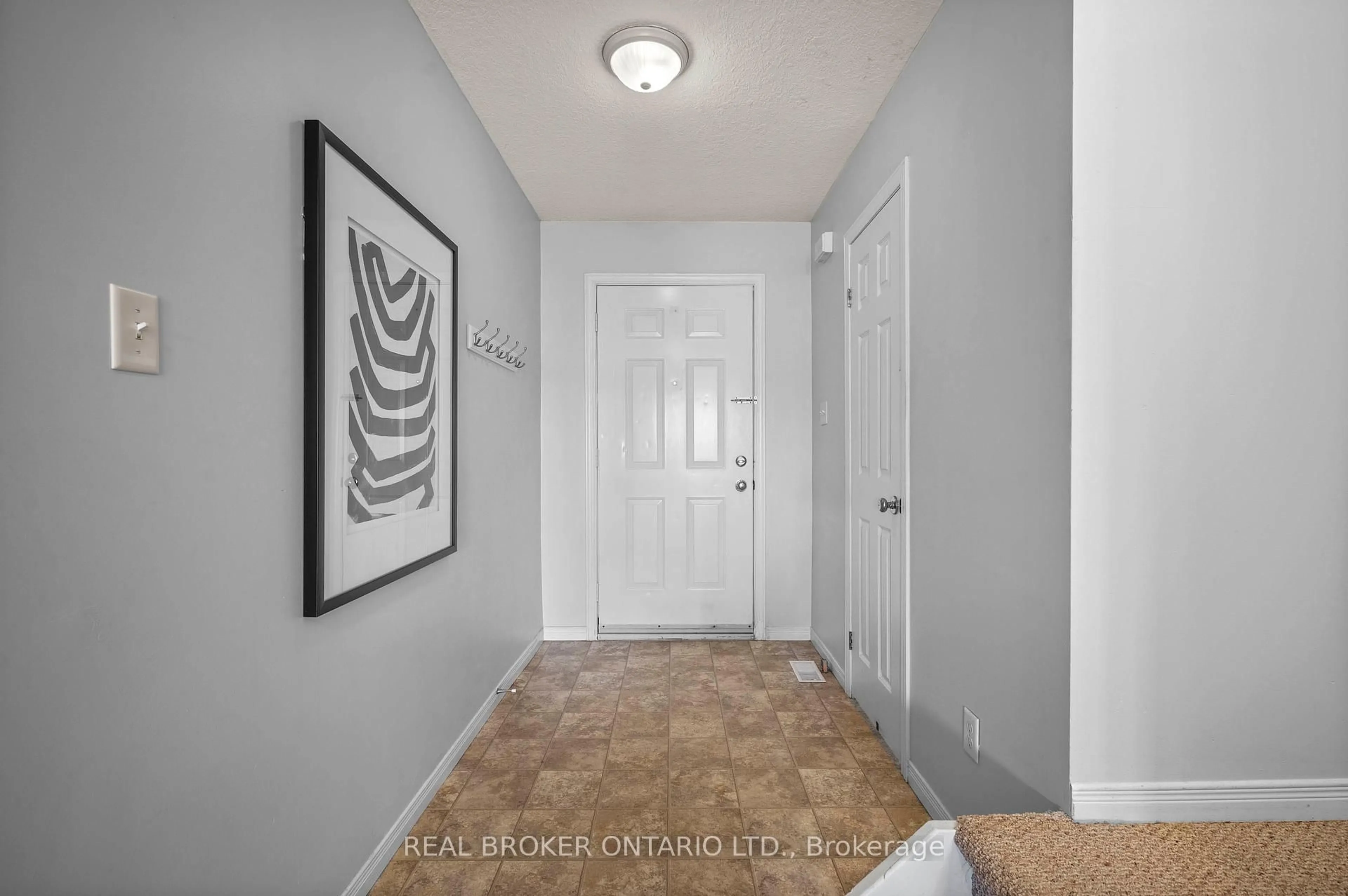 Indoor entryway for 4 Mountain Laurel Cres, Kitchener Ontario N2E 3X2