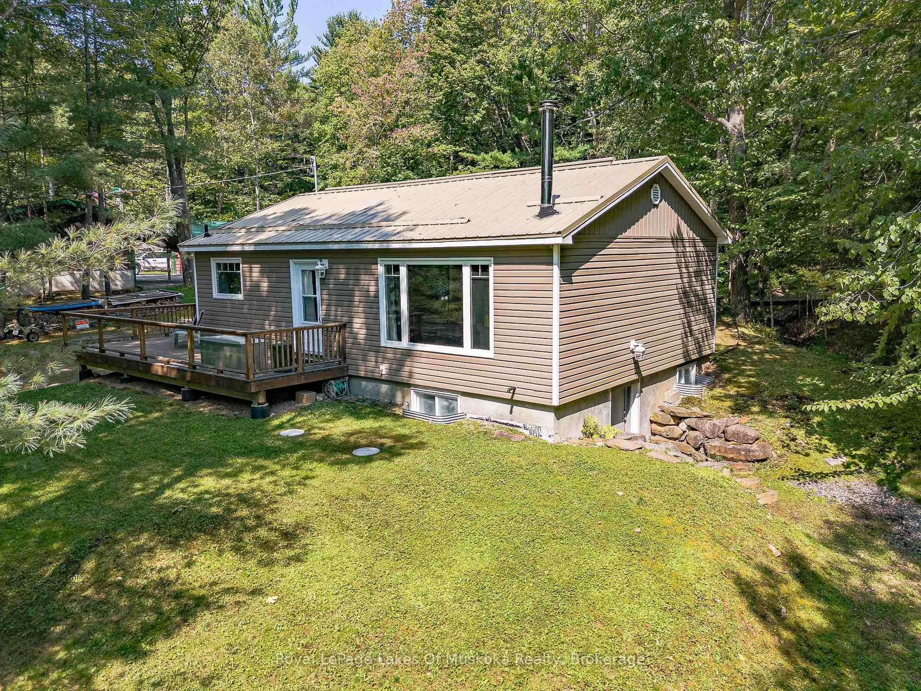 A pic from outside/outdoor area/front of a property/back of a property/a pic from drone, water/lake/river/ocean view for 1537 FOX POINT Rd, Lake of Bays Ontario P0H 1H0