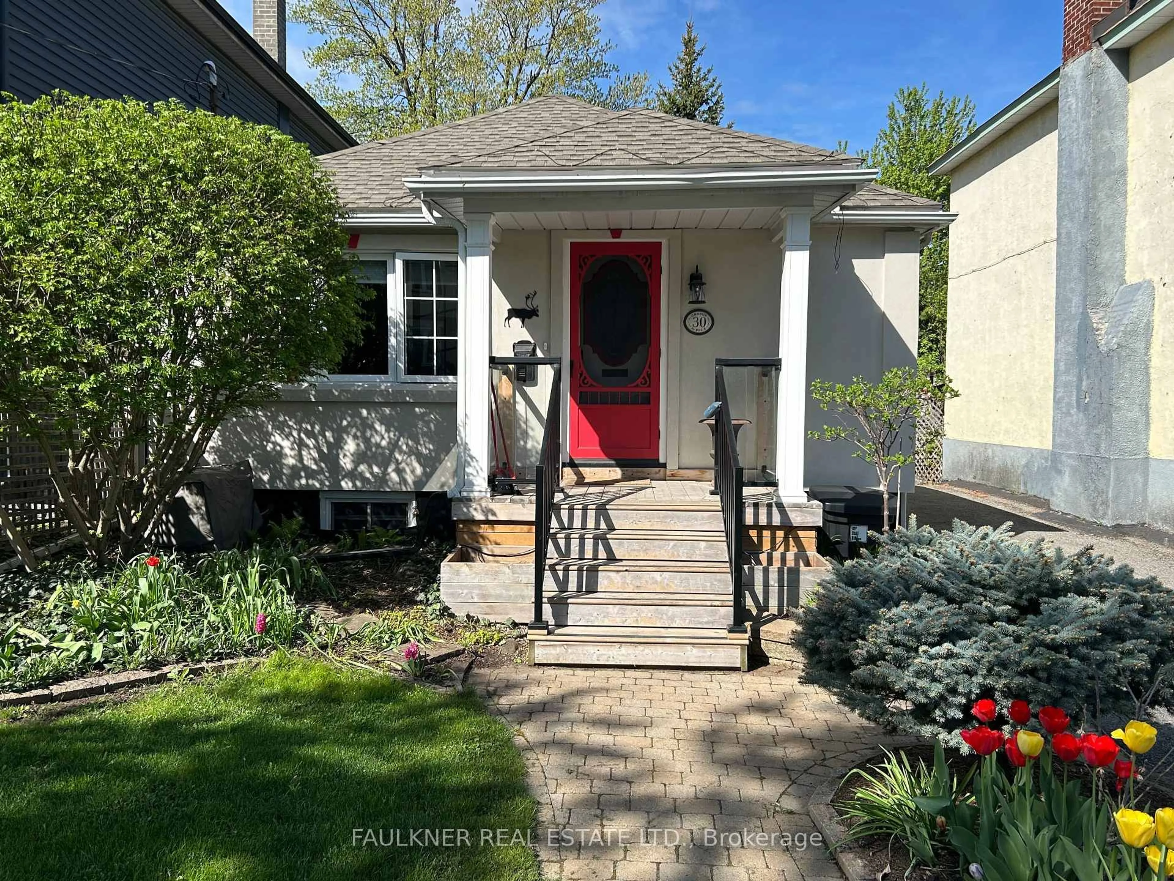 Indoor entryway for 30 Grange Ave, Ottawa Ontario K1Y 0N7