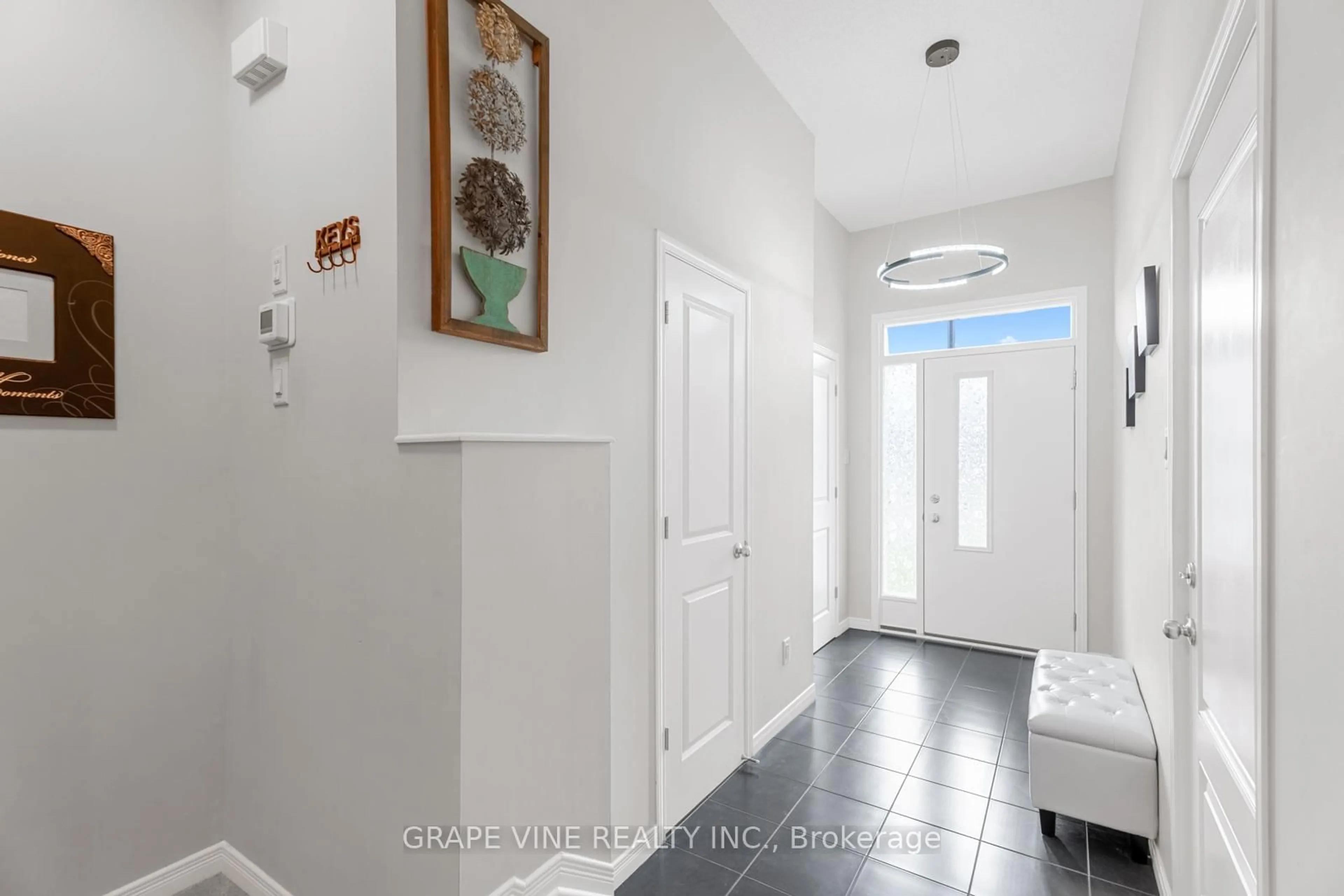 Indoor entryway for 678 Taliesin Cres, Ottawa Ontario K2S 2W5