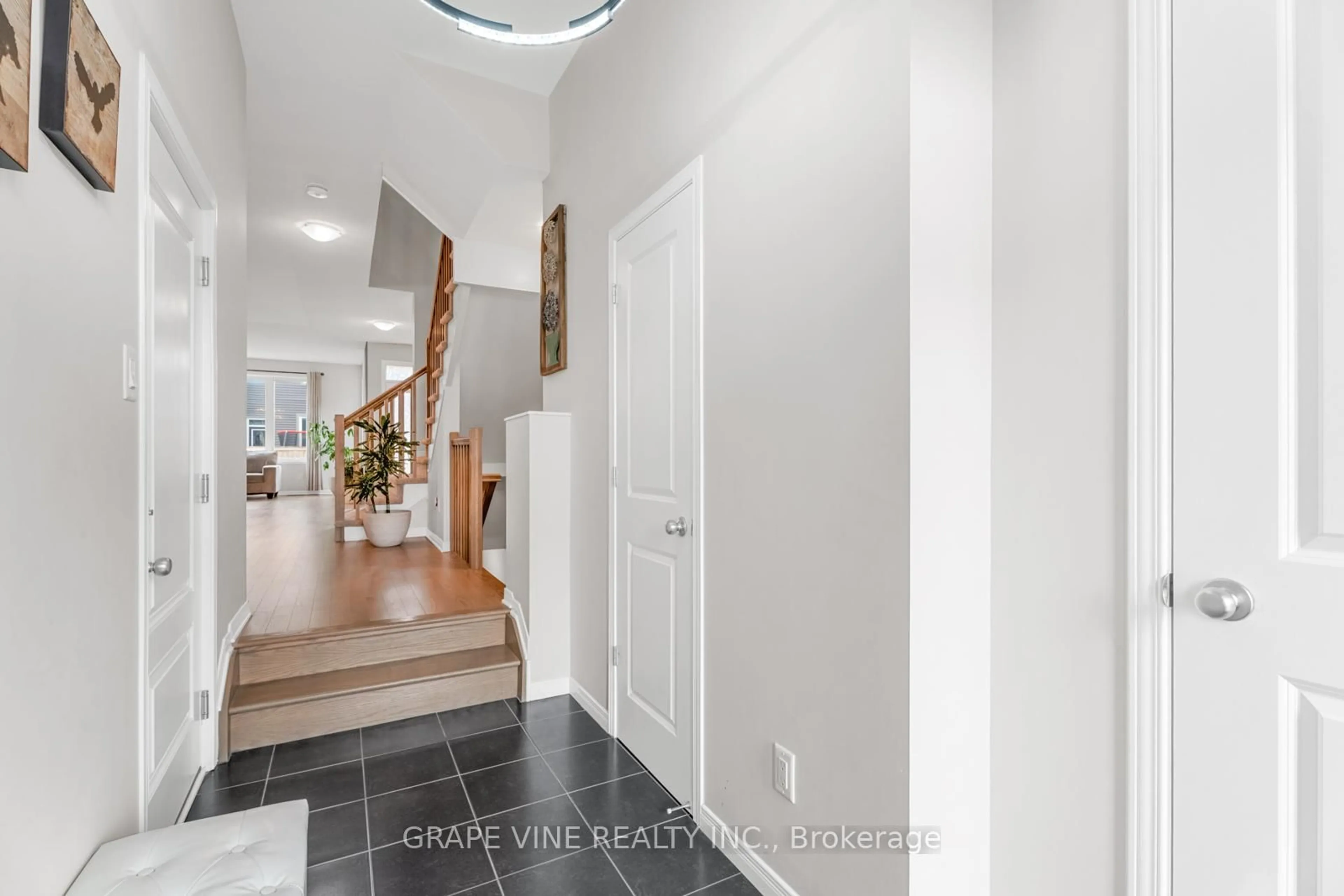 Indoor foyer for 678 Taliesin Cres, Ottawa Ontario K2S 2W5