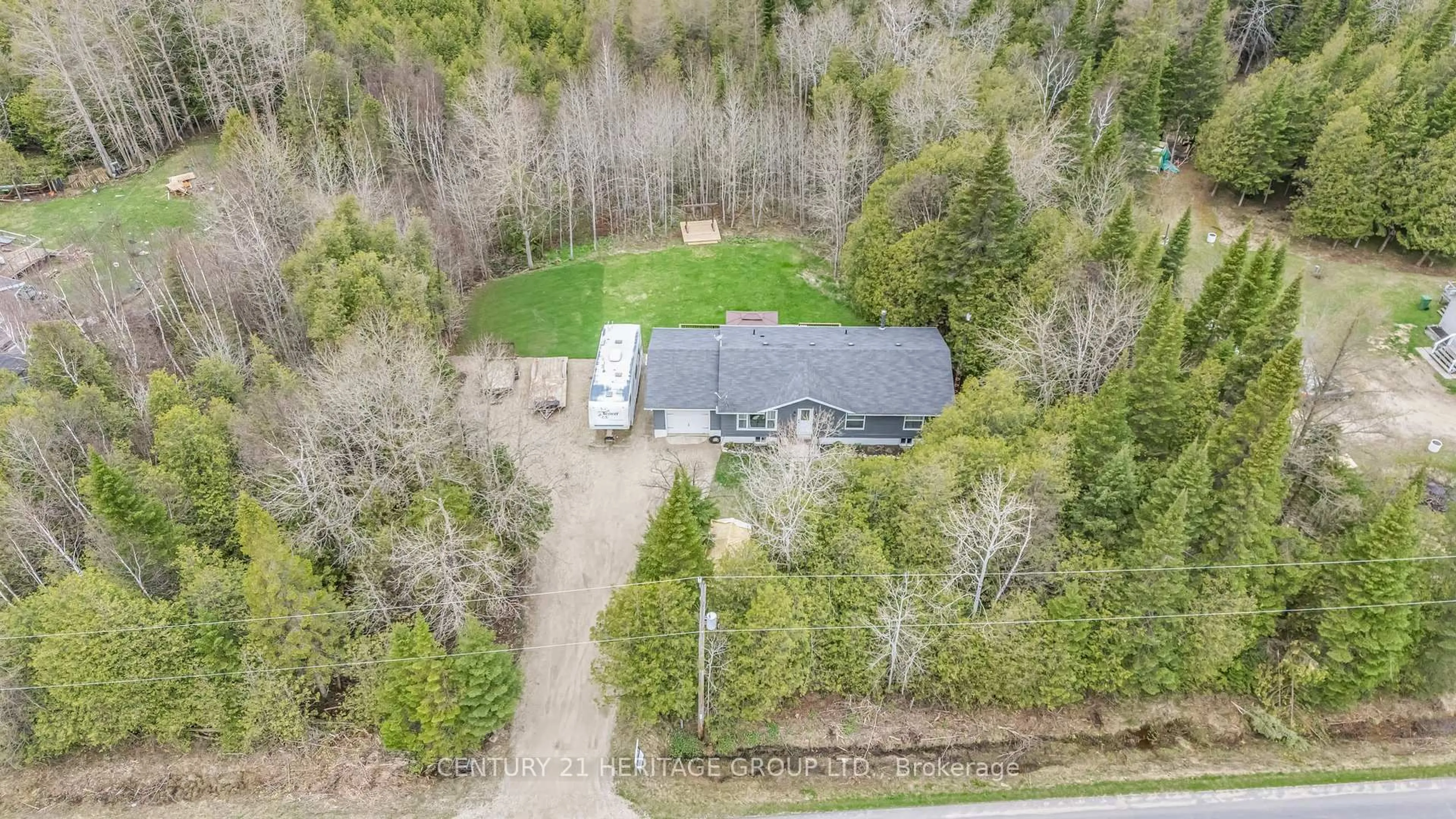 A pic from outside/outdoor area/front of a property/back of a property/a pic from drone, street for 151564 Southgate 15 Sdrd, Southgate Ontario N0G 1N0