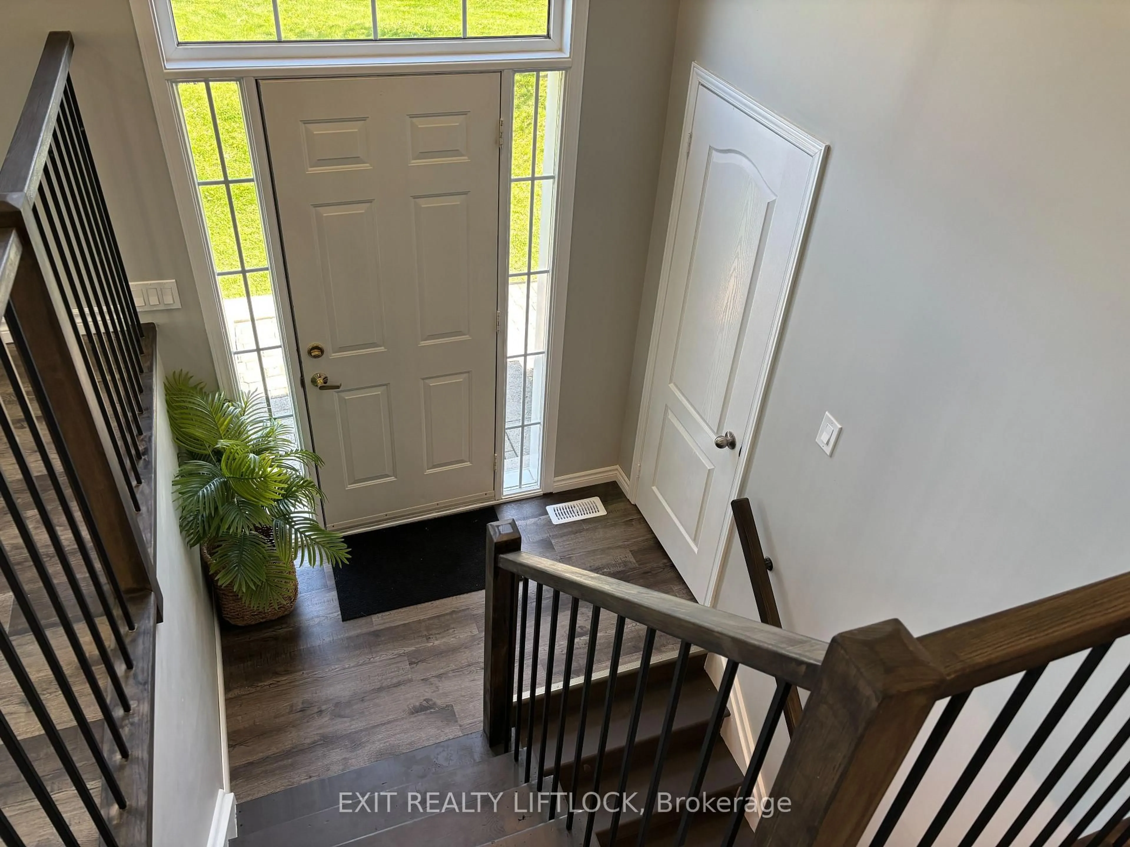 Indoor entryway for 1018 Baker St, Peterborough North Ontario K9H 7P8