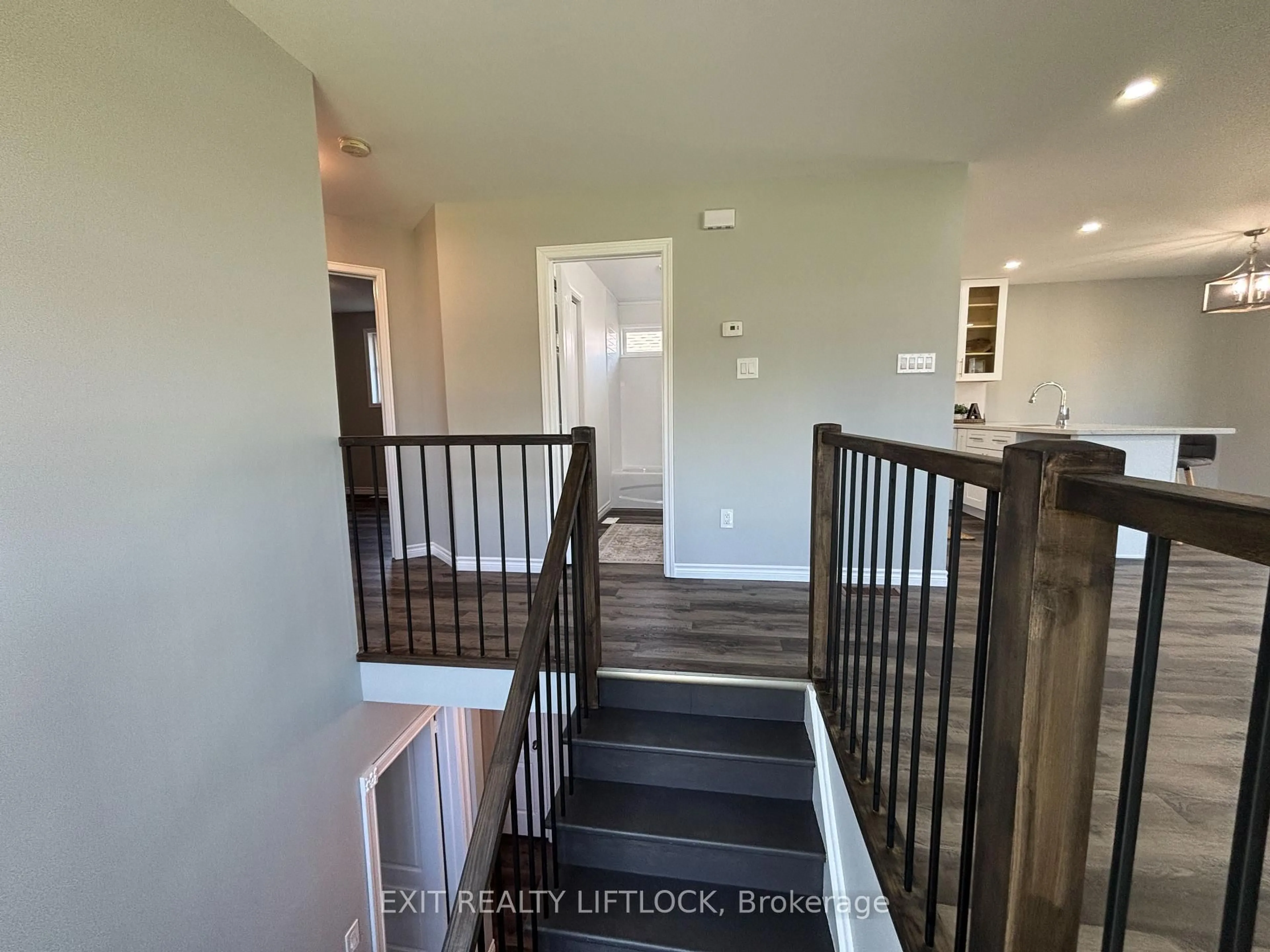 Indoor entryway for 1018 Baker St, Peterborough North Ontario K9H 7P8