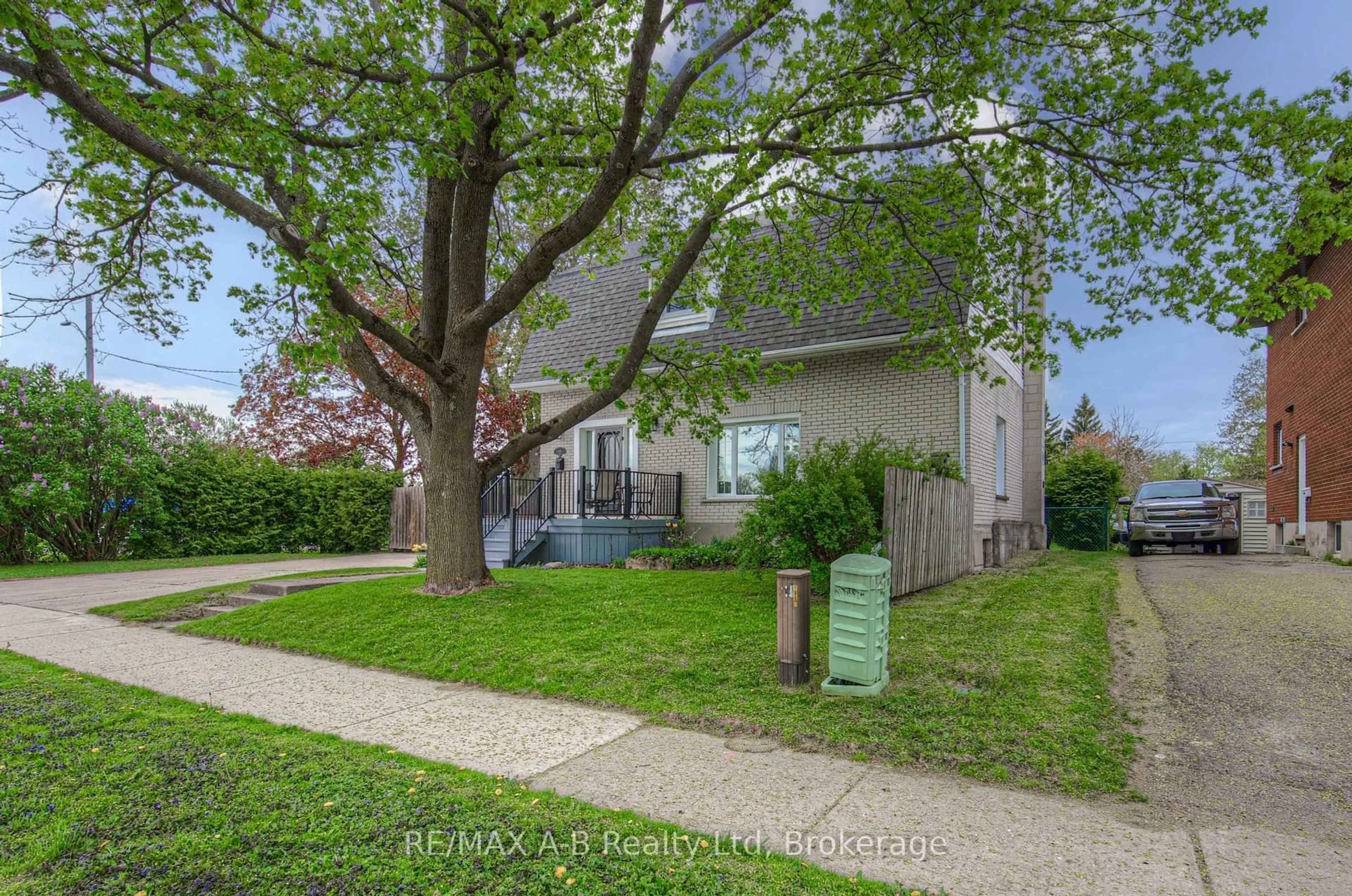 A pic from outside/outdoor area/front of a property/back of a property/a pic from drone, street for 192 Taylor St, Stratford Ontario N5A 4K5