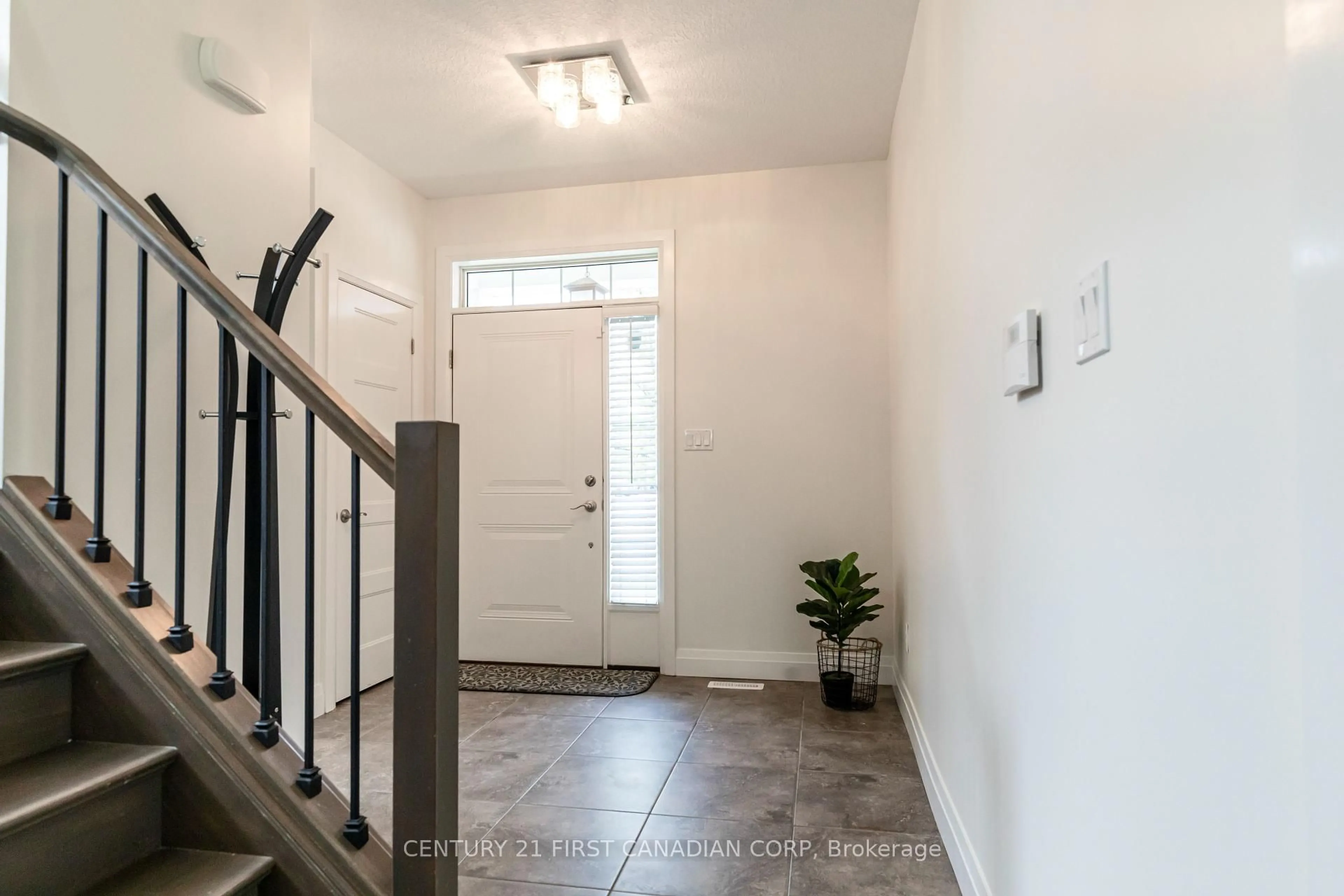Indoor entryway for 275 Callaway Rd #12, London North Ontario N6G 0N8