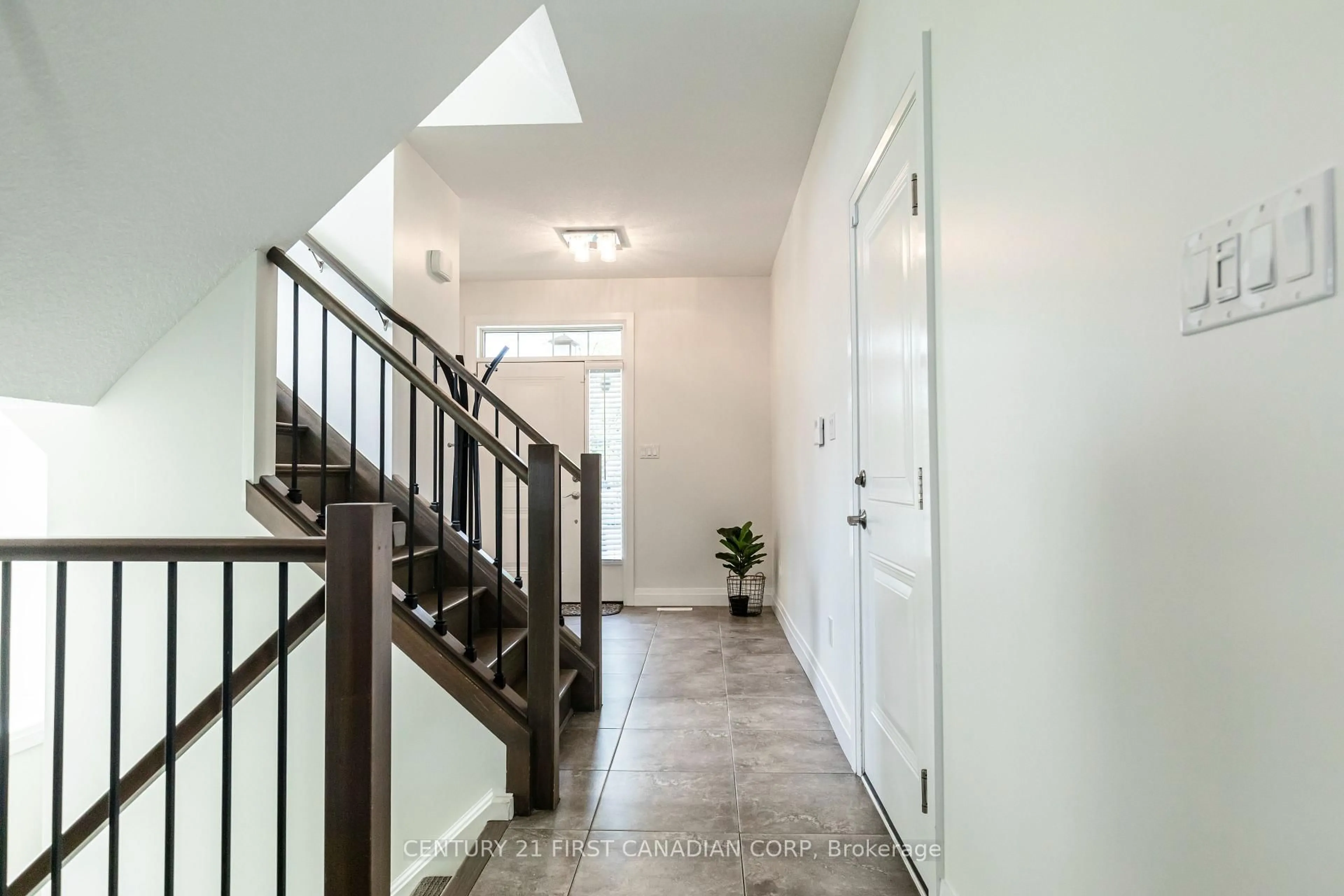 Indoor entryway for 275 Callaway Rd #12, London North Ontario N6G 0N8