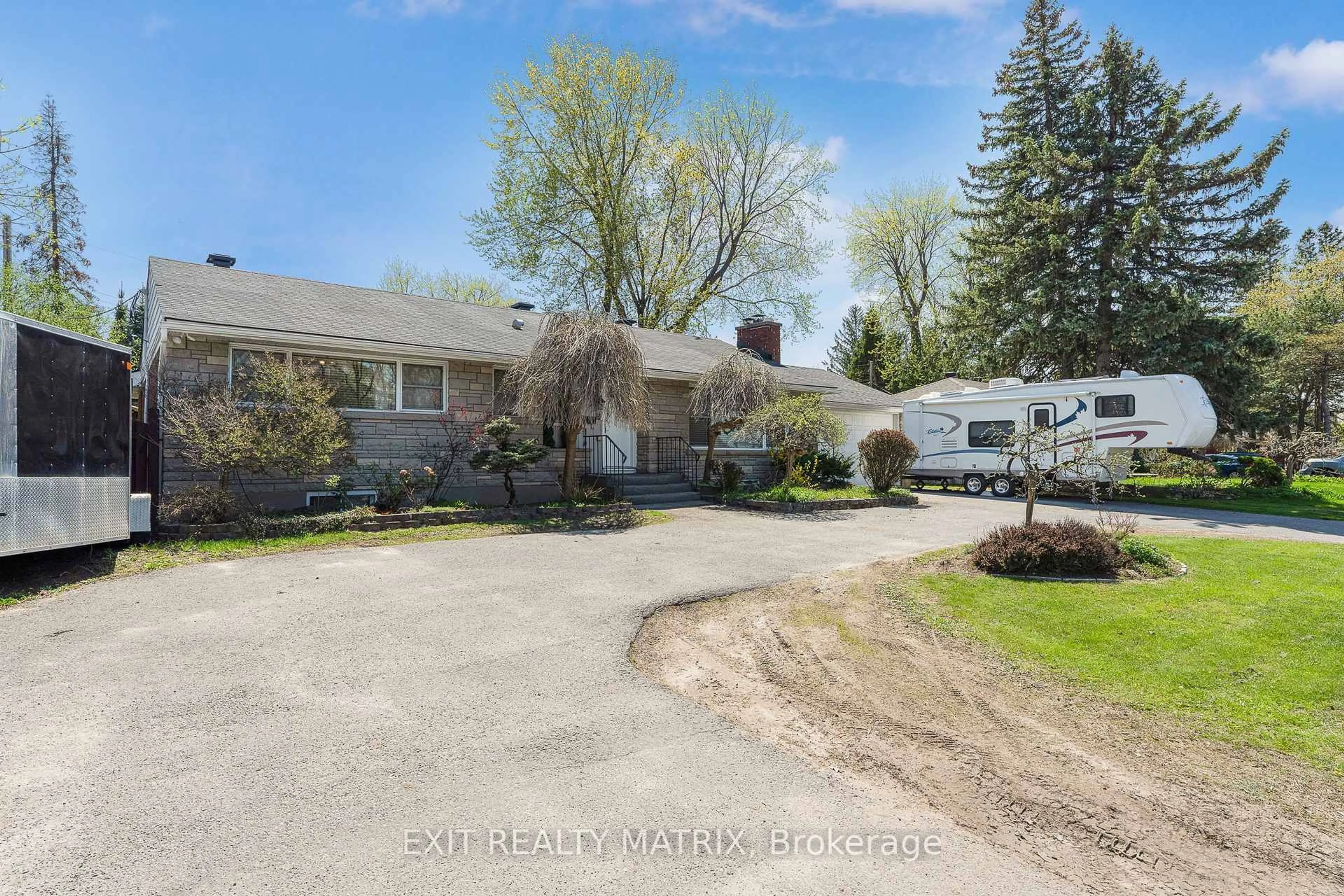 A pic from outside/outdoor area/front of a property/back of a property/a pic from drone, street for 440 Smyth Rd, Ottawa Ontario K1H 5A4