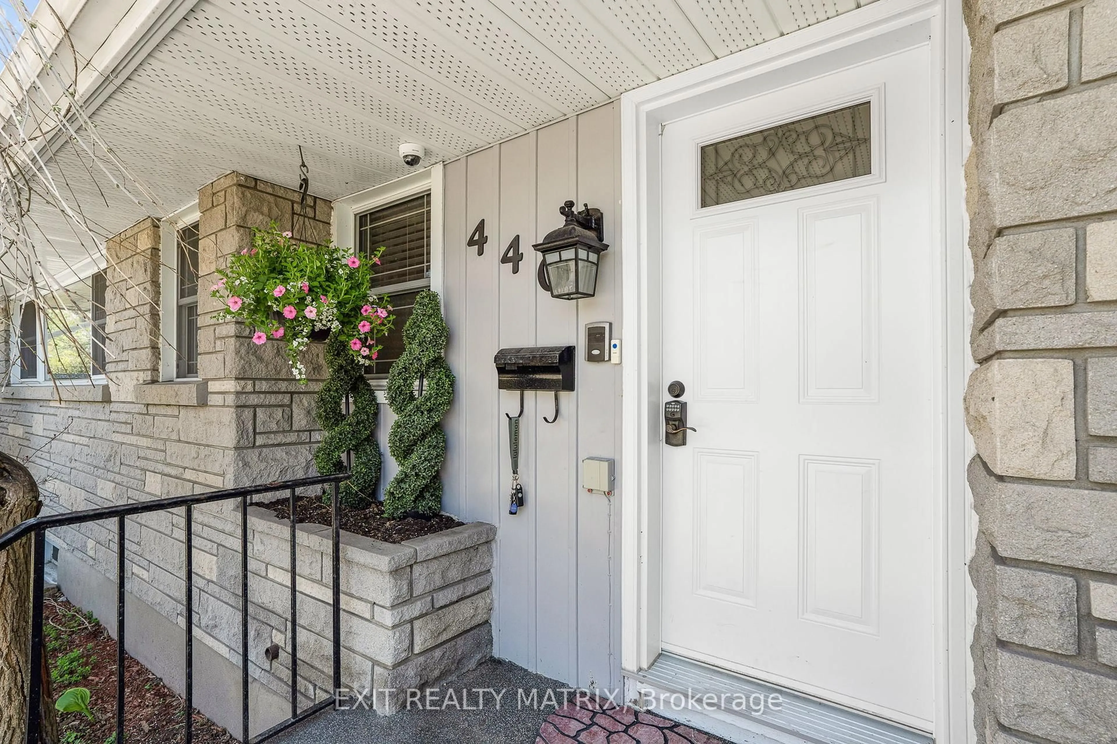 Indoor entryway for 440 Smyth Rd, Ottawa Ontario K1H 5A4