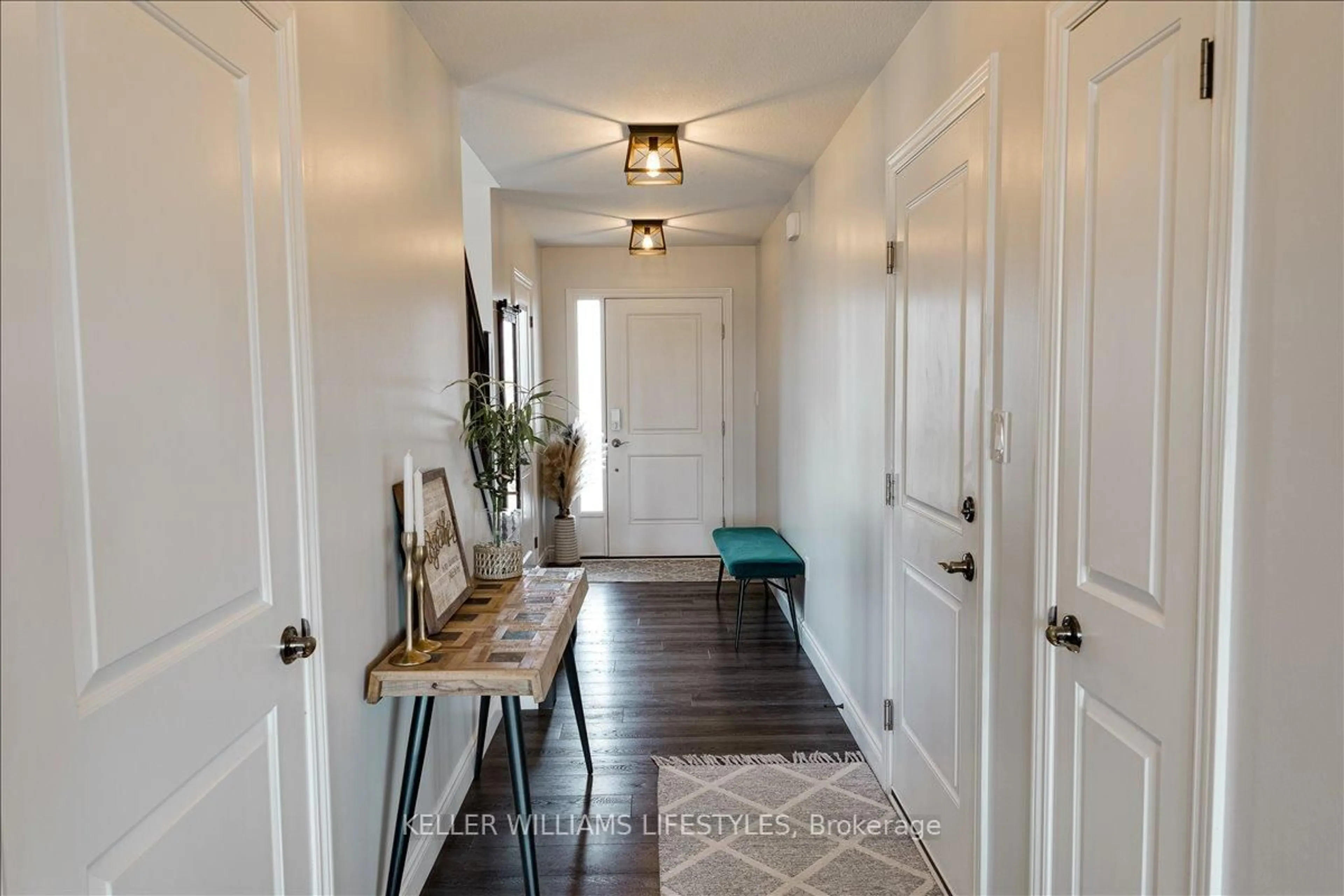 Indoor entryway for 100 GILMOUR Dr, Lucan Biddulph Ontario N0M 2J0