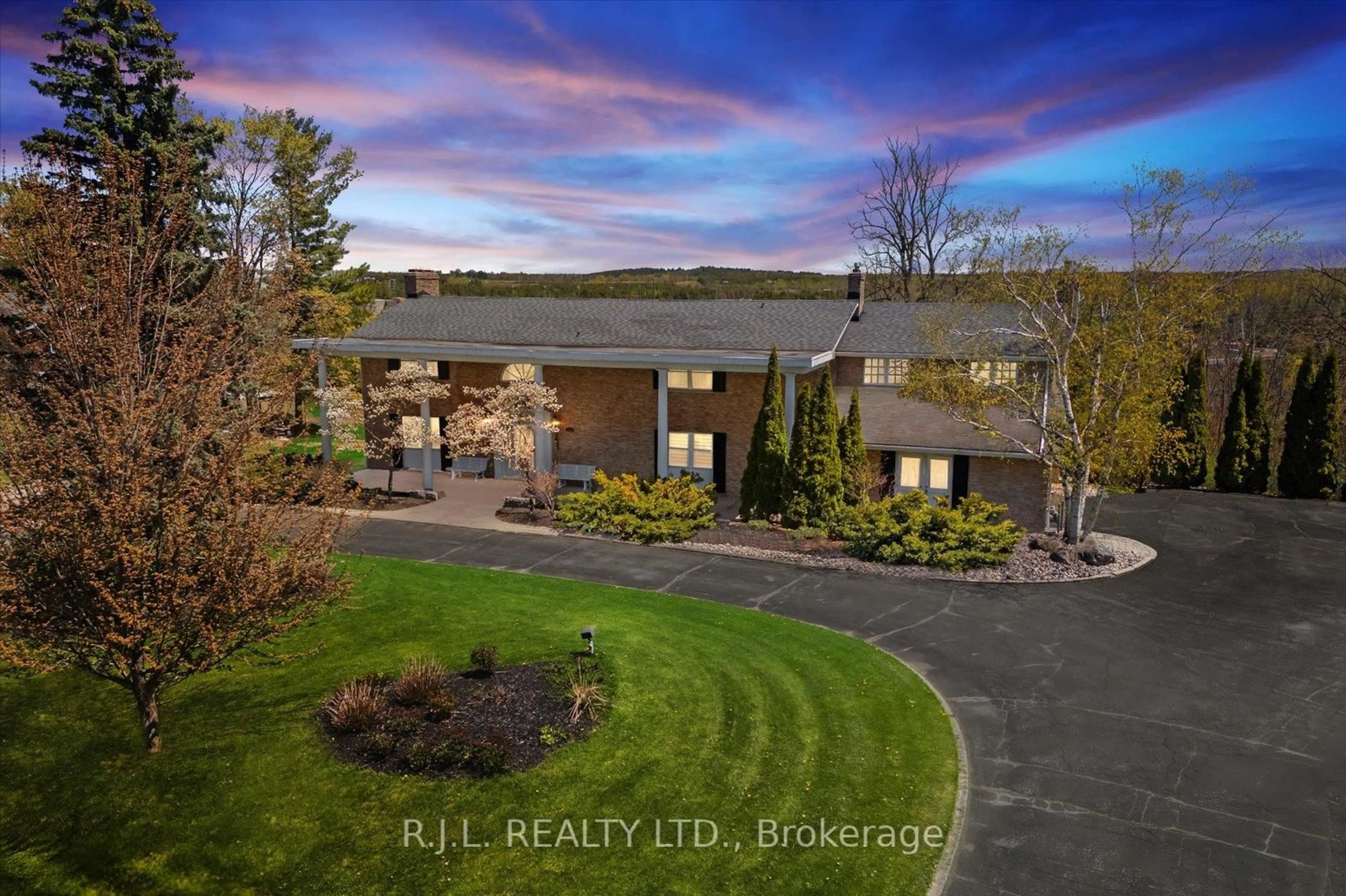 A pic from outside/outdoor area/front of a property/back of a property/a pic from drone, unknown for 1562 Champlain Dr, Peterborough North Ontario K9L 1N6