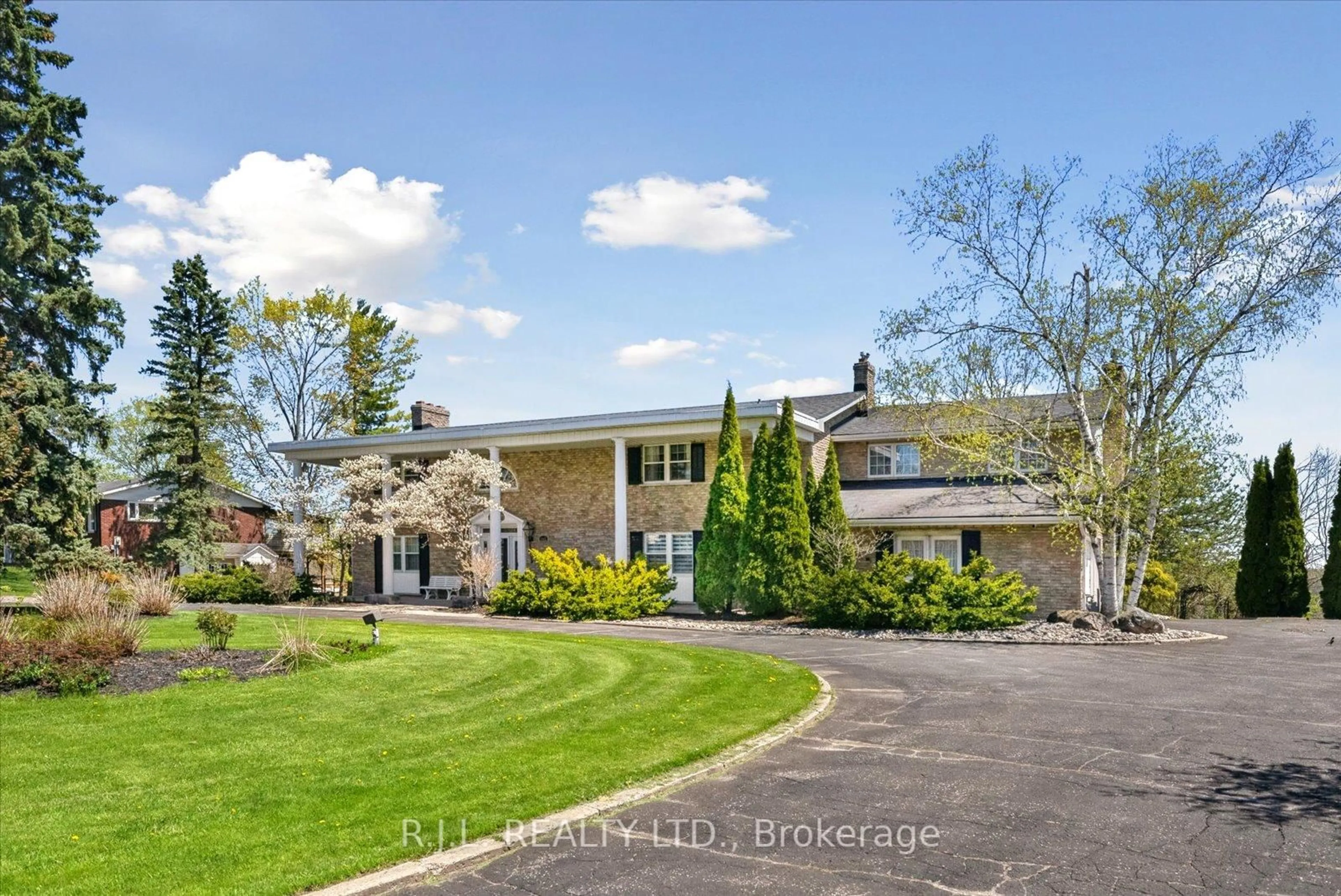 A pic from outside/outdoor area/front of a property/back of a property/a pic from drone, street for 1562 Champlain Dr, Peterborough North Ontario K9L 1N6