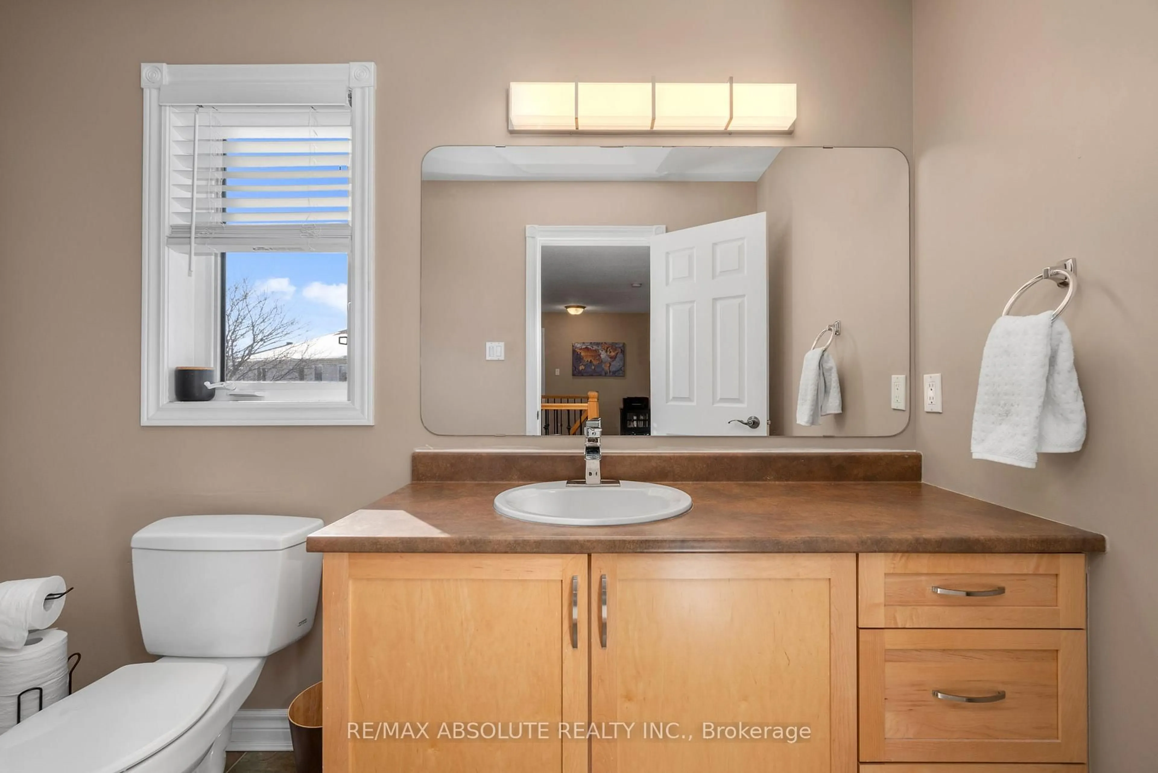 Standard bathroom, ceramic/tile floor for 72 Radisson Dr, Russell Ontario K0A 1W0