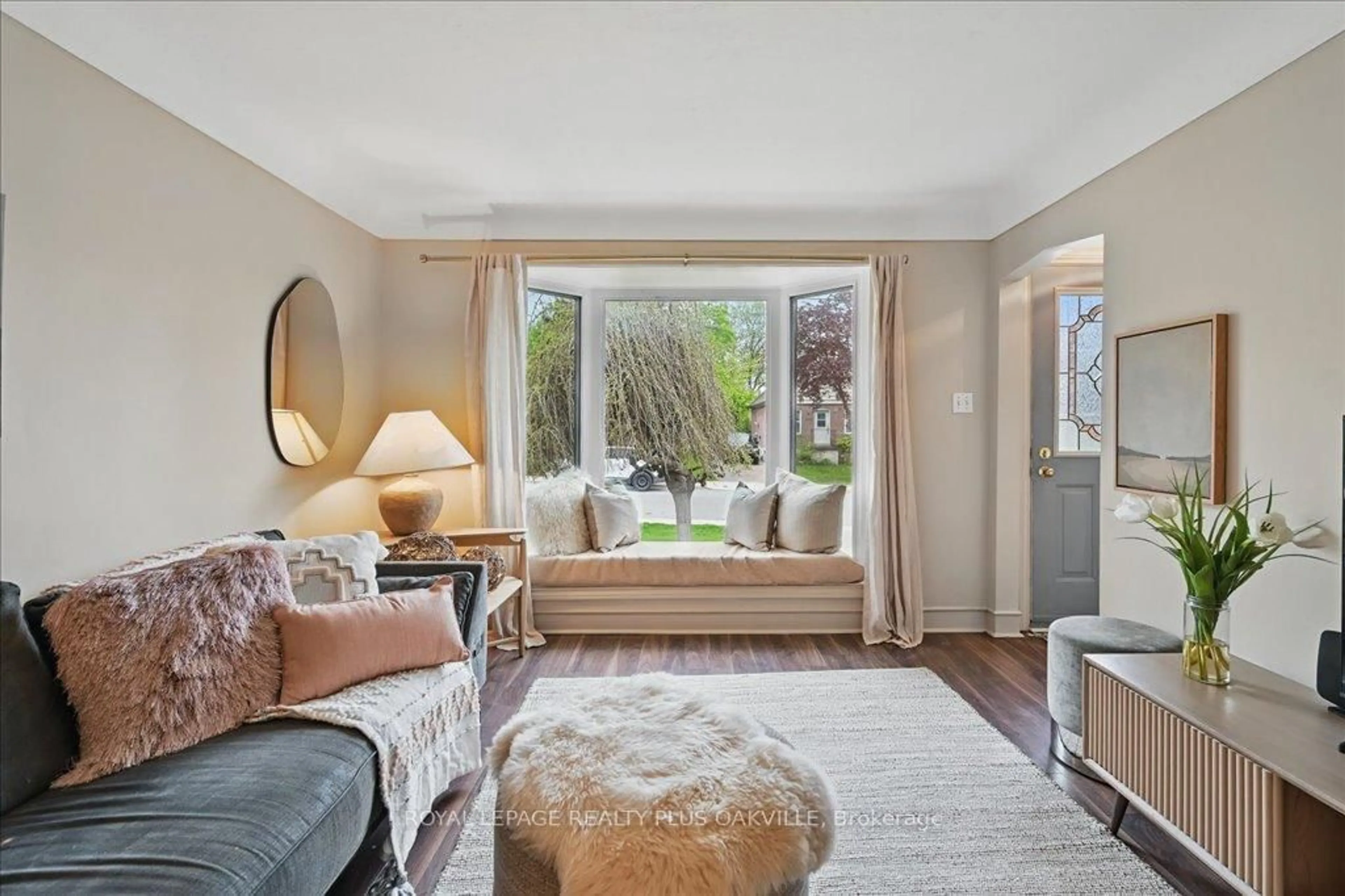 Living room with furniture, unknown for 361 East 23rd St, Hamilton Ontario L8V 2X5