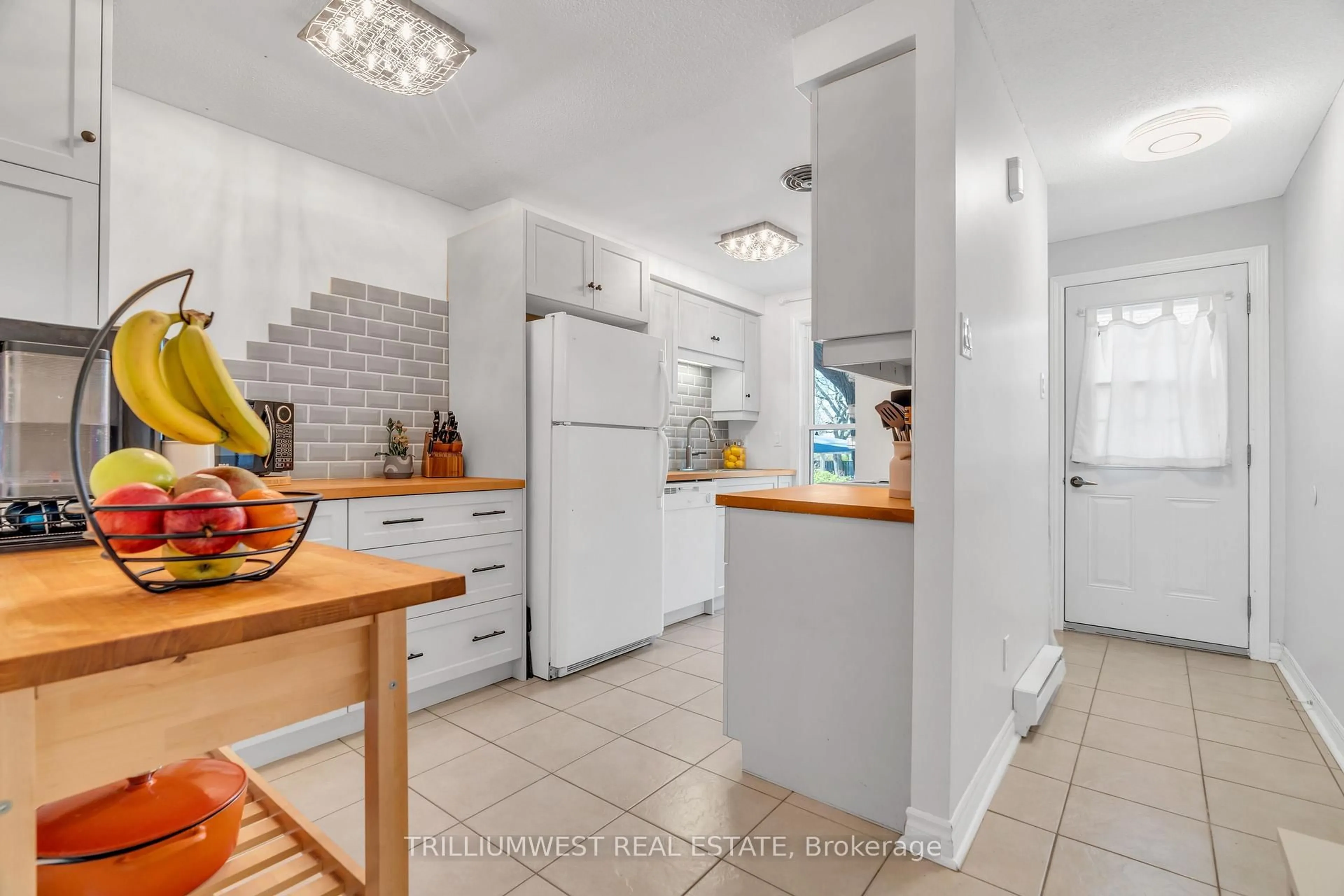 Standard kitchen, ceramic/tile floor for 35 Breckenridge Dr #16, Kitchener Ontario N2B 3H5