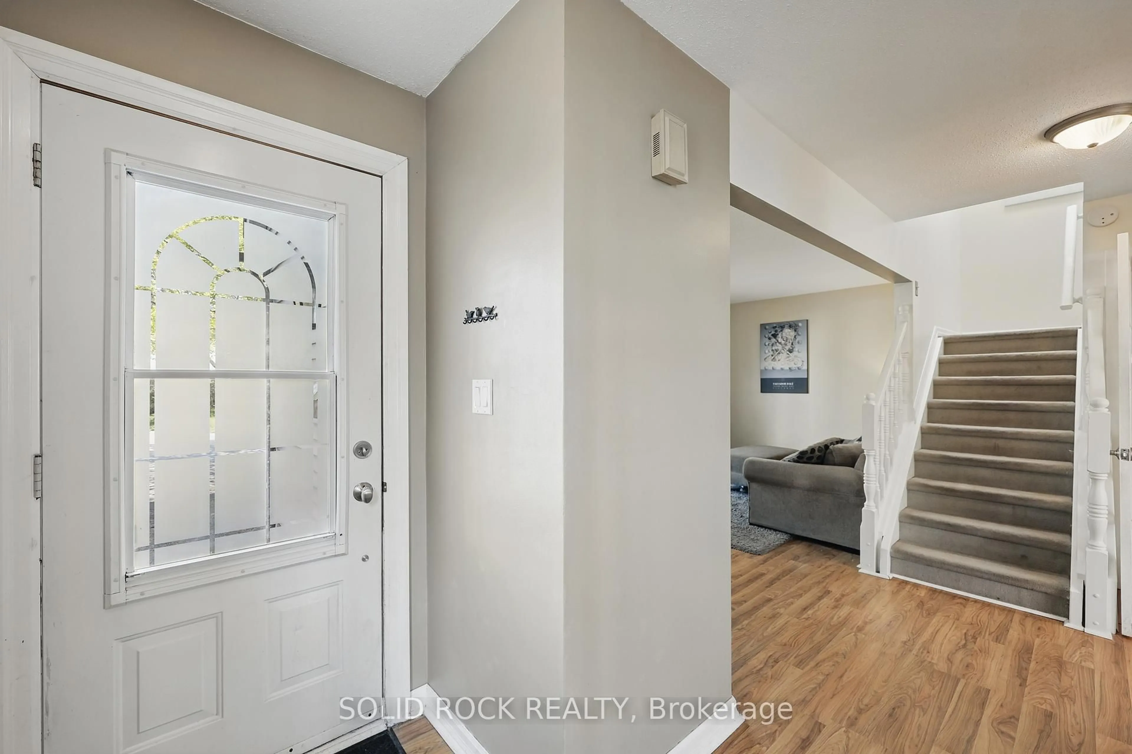 Indoor entryway for 854 Borland Dr, Ottawa Ontario K1E 1X5