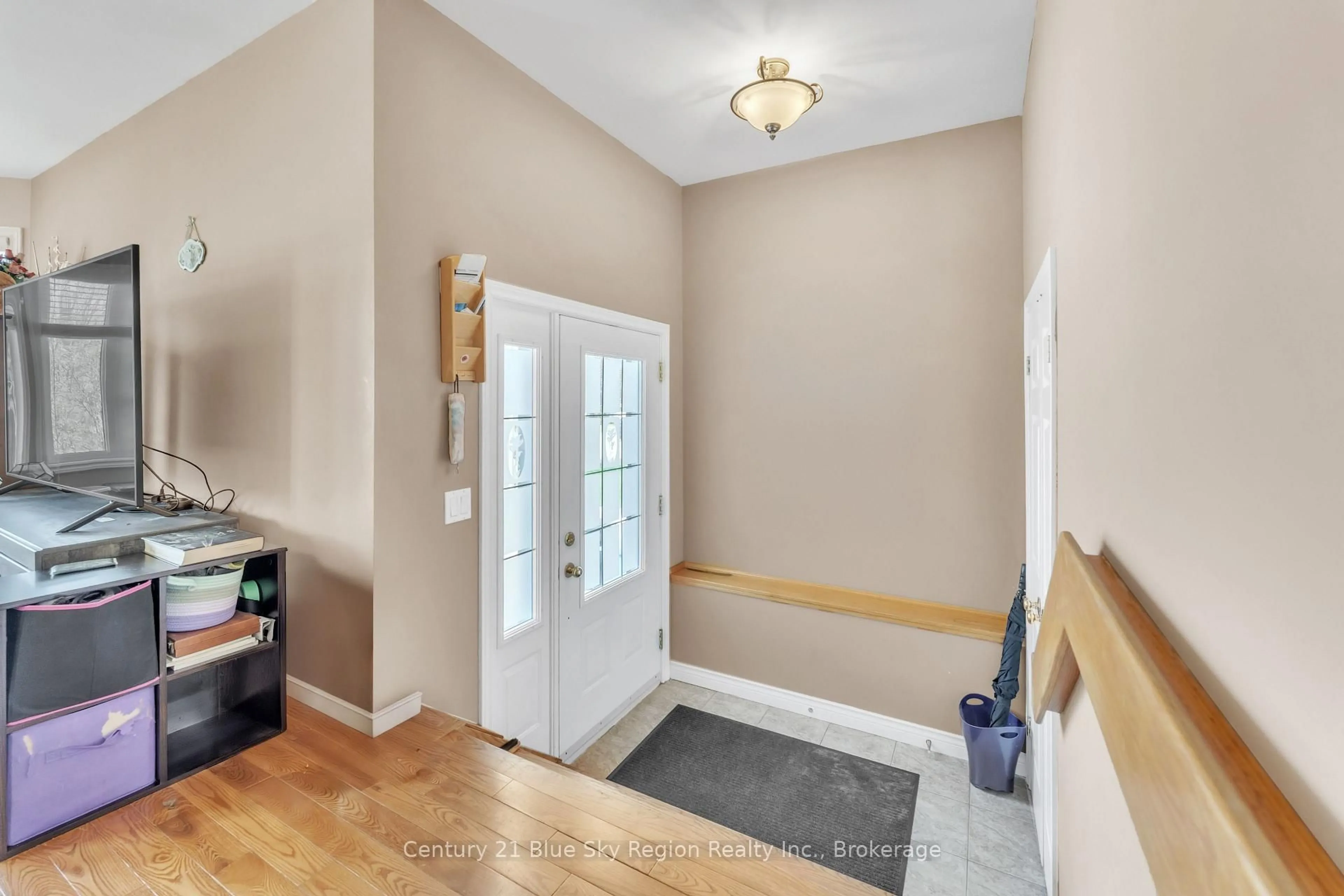 Indoor entryway for 24 Mariah St, North Bay Ontario P1A 4L9