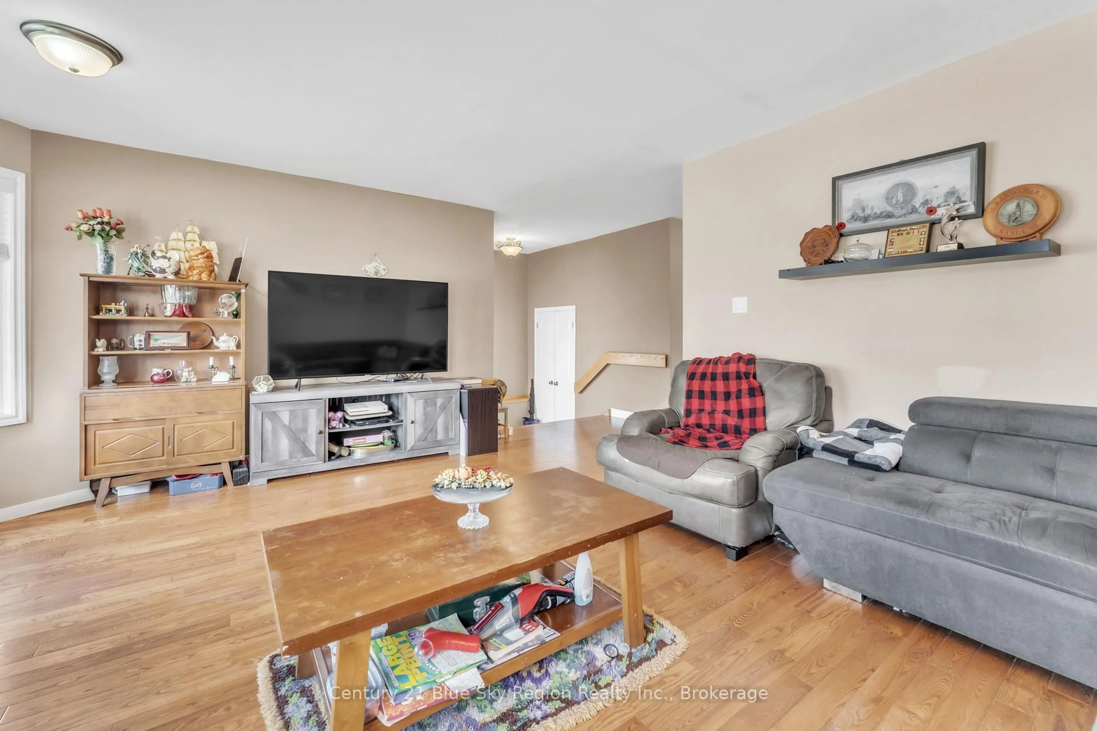 Living room with furniture, unknown for 24 Mariah St, North Bay Ontario P1A 4L9