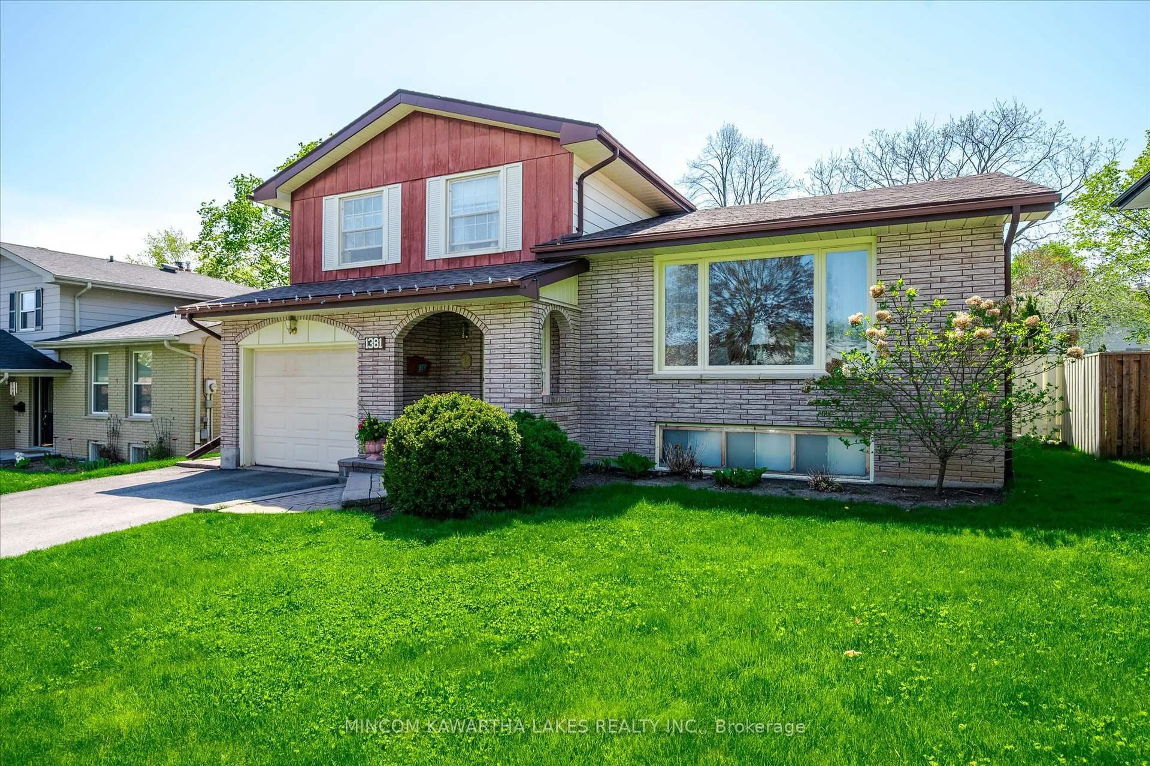 Home with vinyl exterior material, street for 1381 Heather Lane, Peterborough West Ontario K9J 7N1