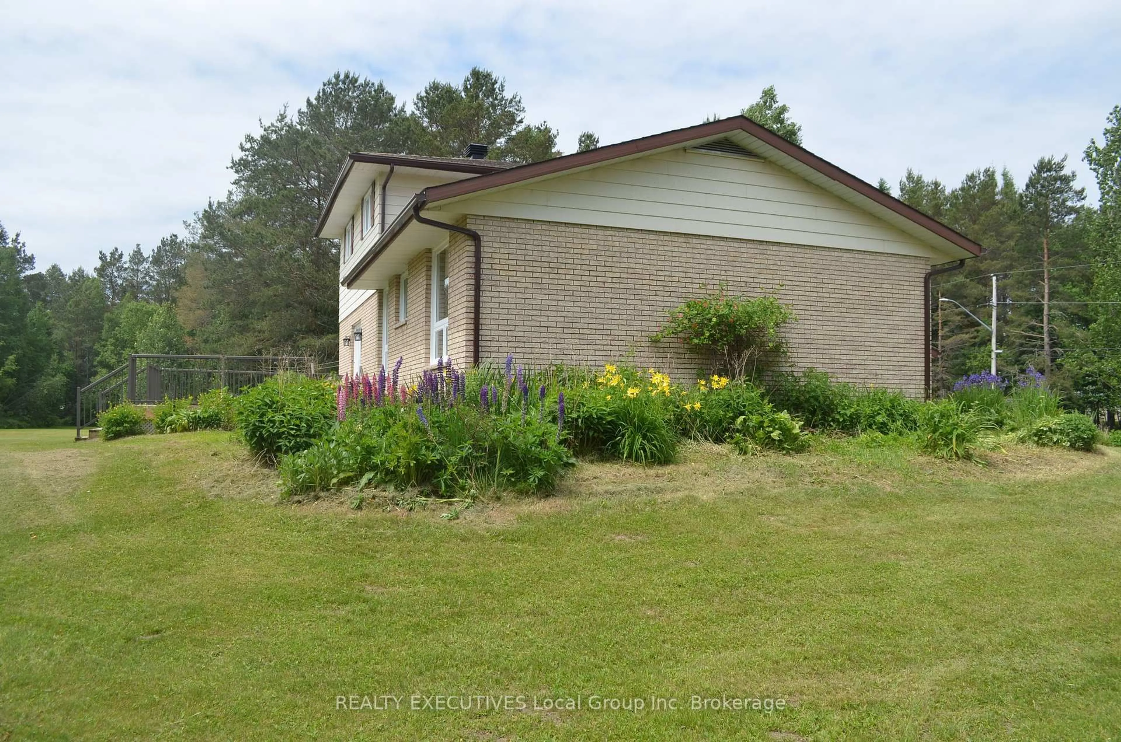 A pic from outside/outdoor area/front of a property/back of a property/a pic from drone, unknown for 503 MORRISON St, Powassan Ontario P0H 2L0