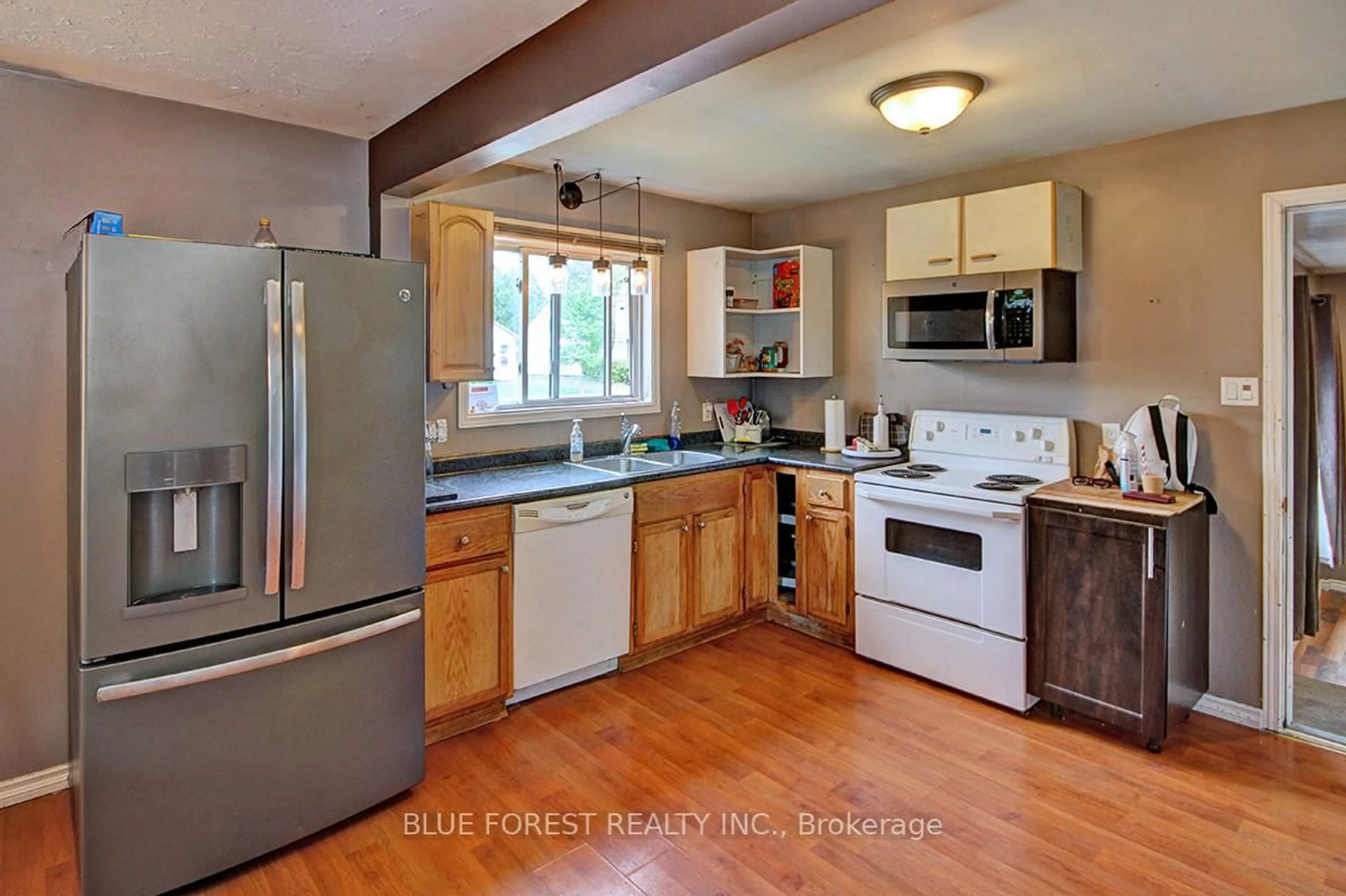 Standard kitchen, unknown for 54 Clemens St, London East Ontario N5Y 1H6