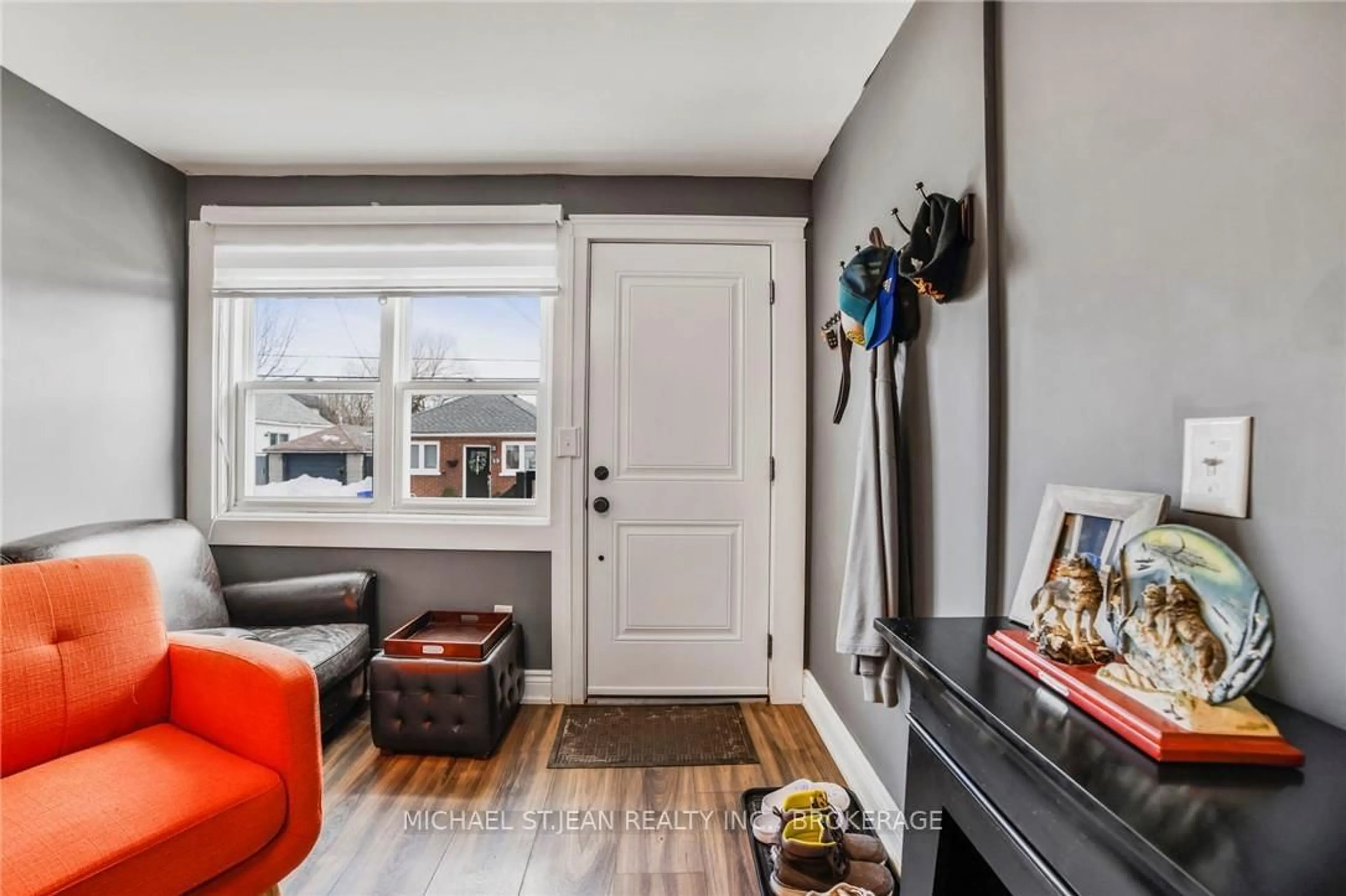 Living room with furniture, unknown for 14 East 31st St, Hamilton Ontario L8V 3N7