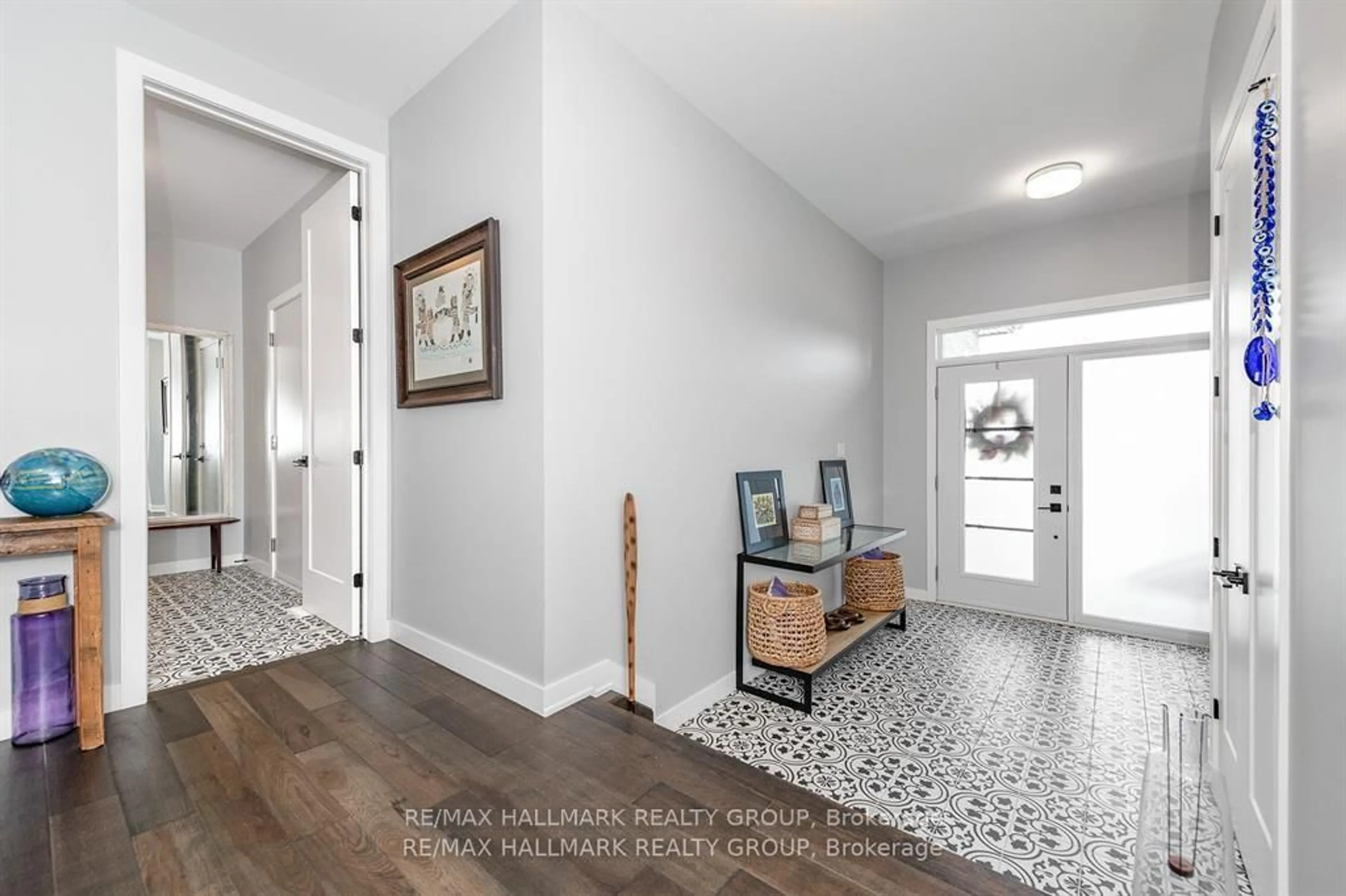 Indoor entryway for 45 Richer St, North Stormont Ontario K0A 1R0