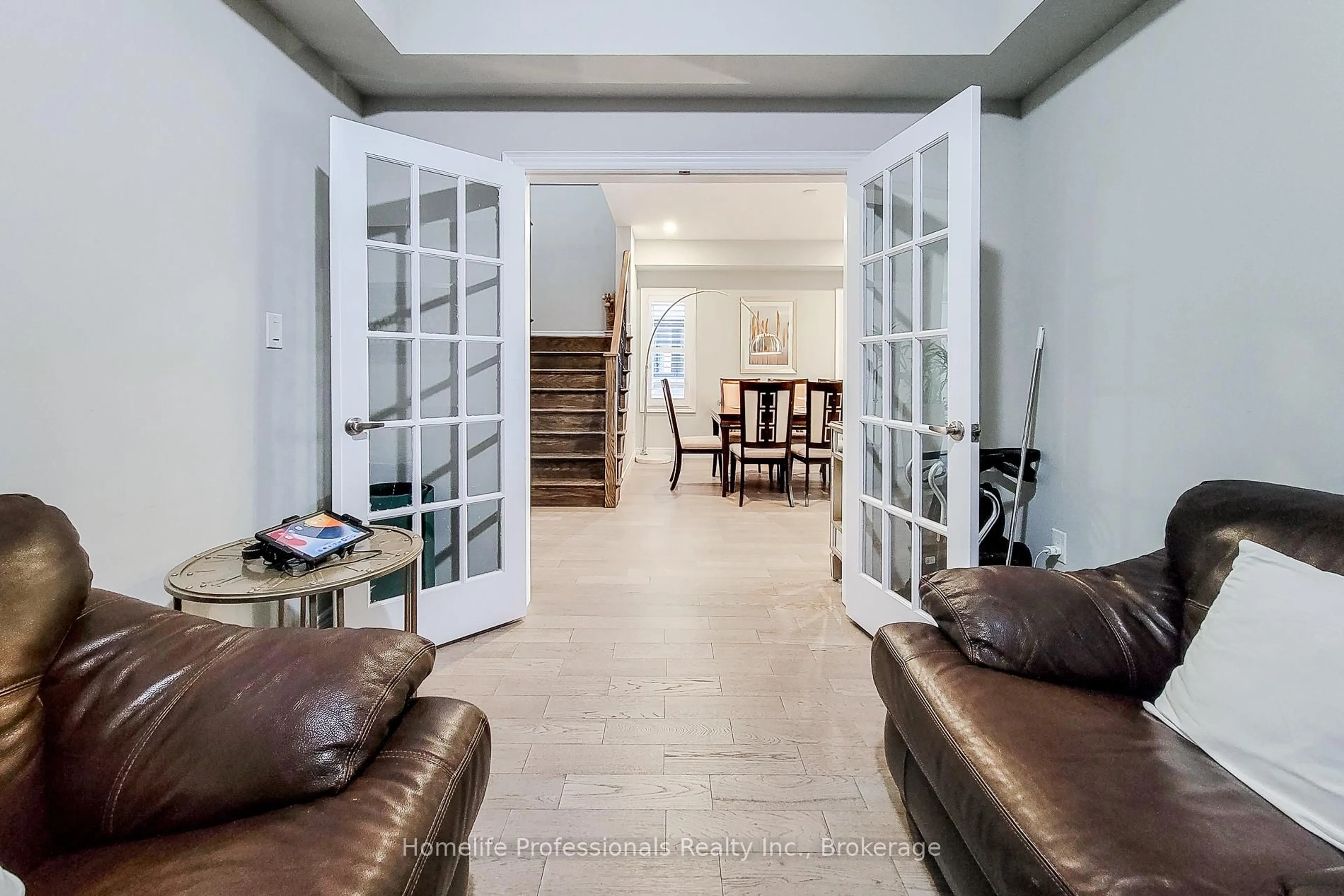 Indoor foyer for 123 Dulgaren St, Hamilton Ontario L8W 3Y8