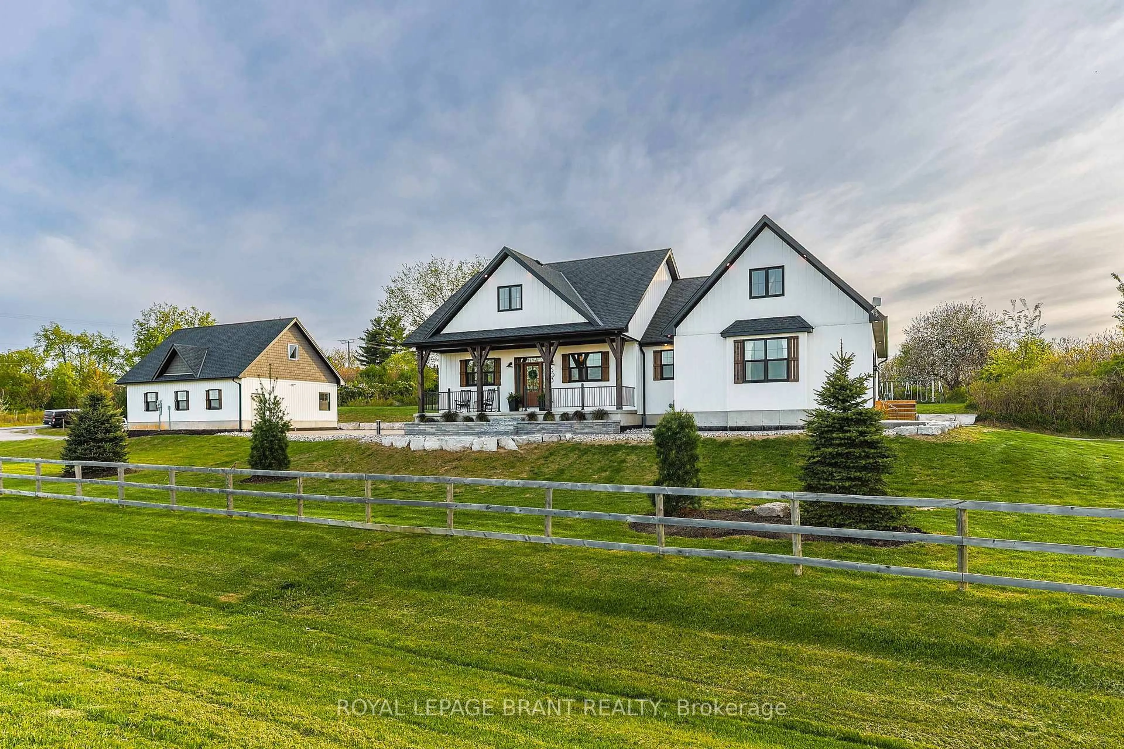 Home with vinyl exterior material, mountain view for 503 Concession 6 Townsend N/A, Norfolk Ontario N0E 1Y0