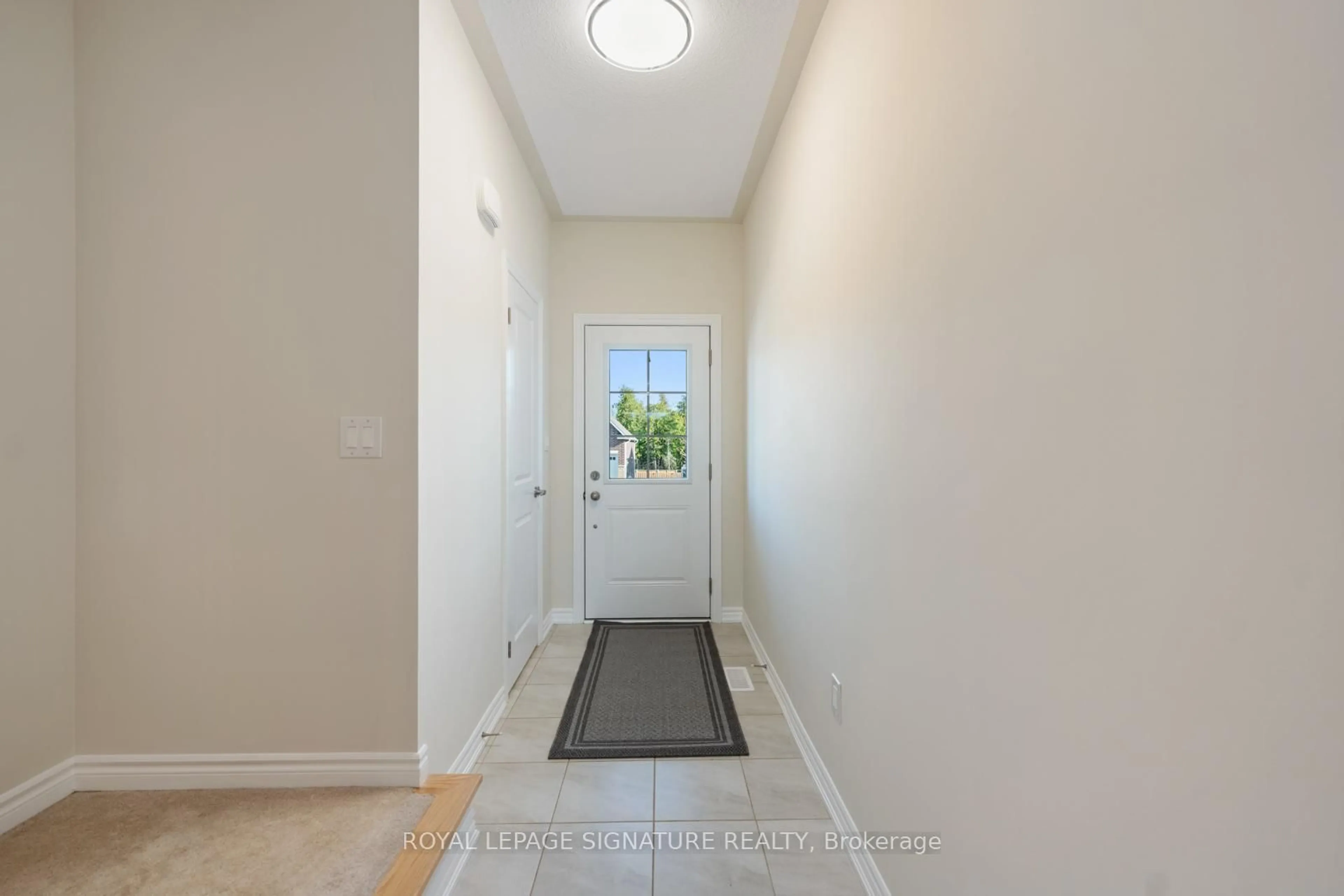 Indoor entryway for 36 Hillcroft Way, Kawartha Lakes Ontario K0M 1A0