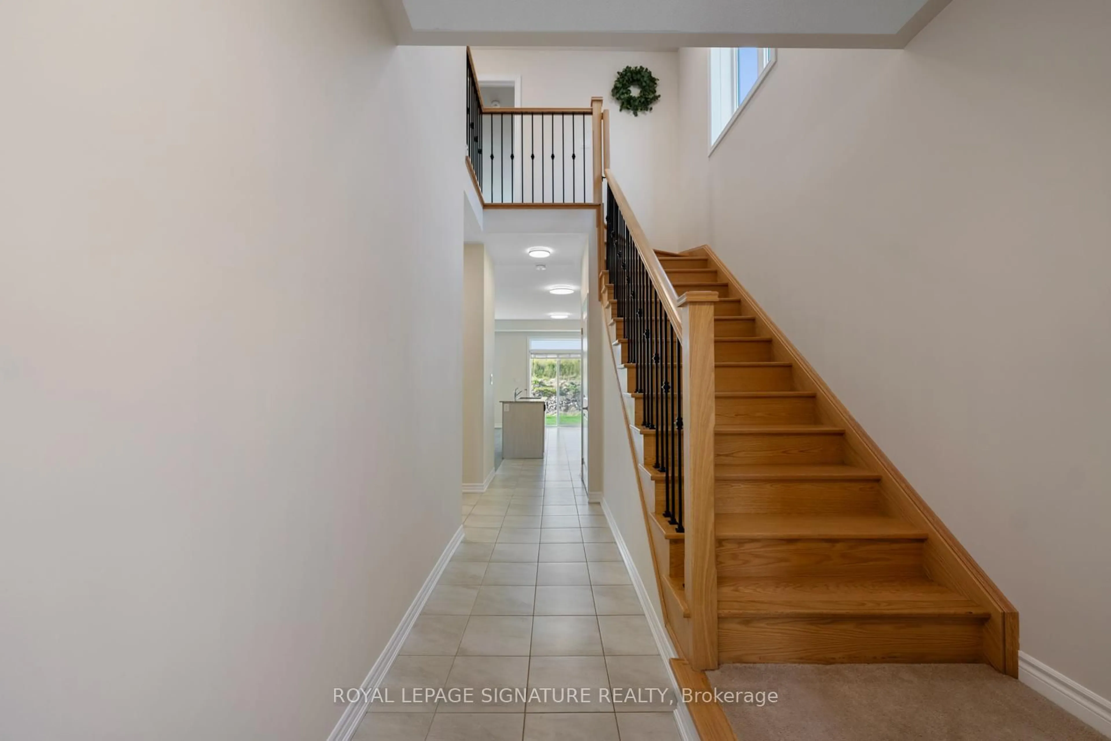 Indoor foyer for 36 Hillcroft Way, Kawartha Lakes Ontario K0M 1A0