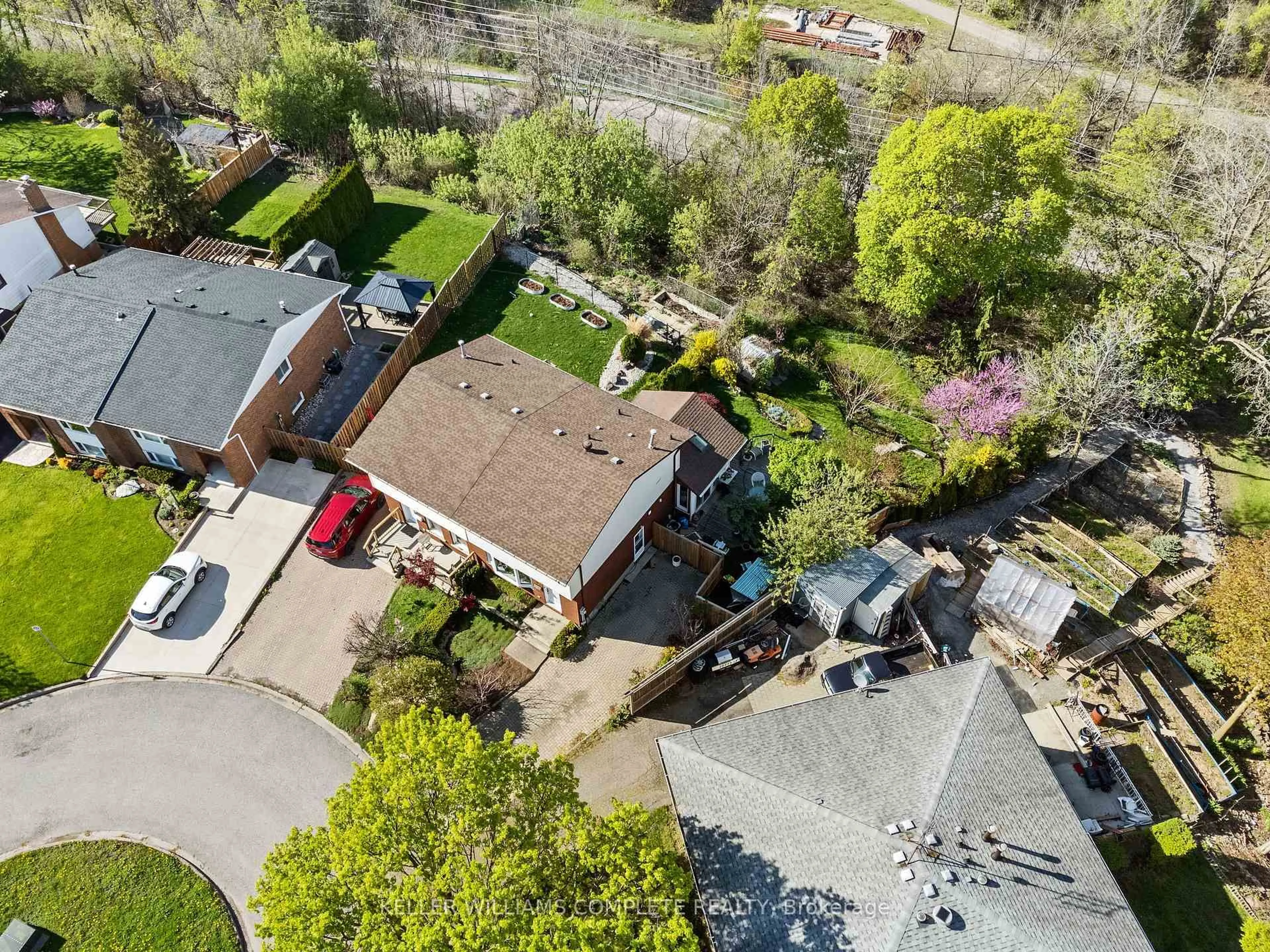 A pic from outside/outdoor area/front of a property/back of a property/a pic from drone, street for 11 Alden Crt, St. Catharines Ontario L2T 3X2