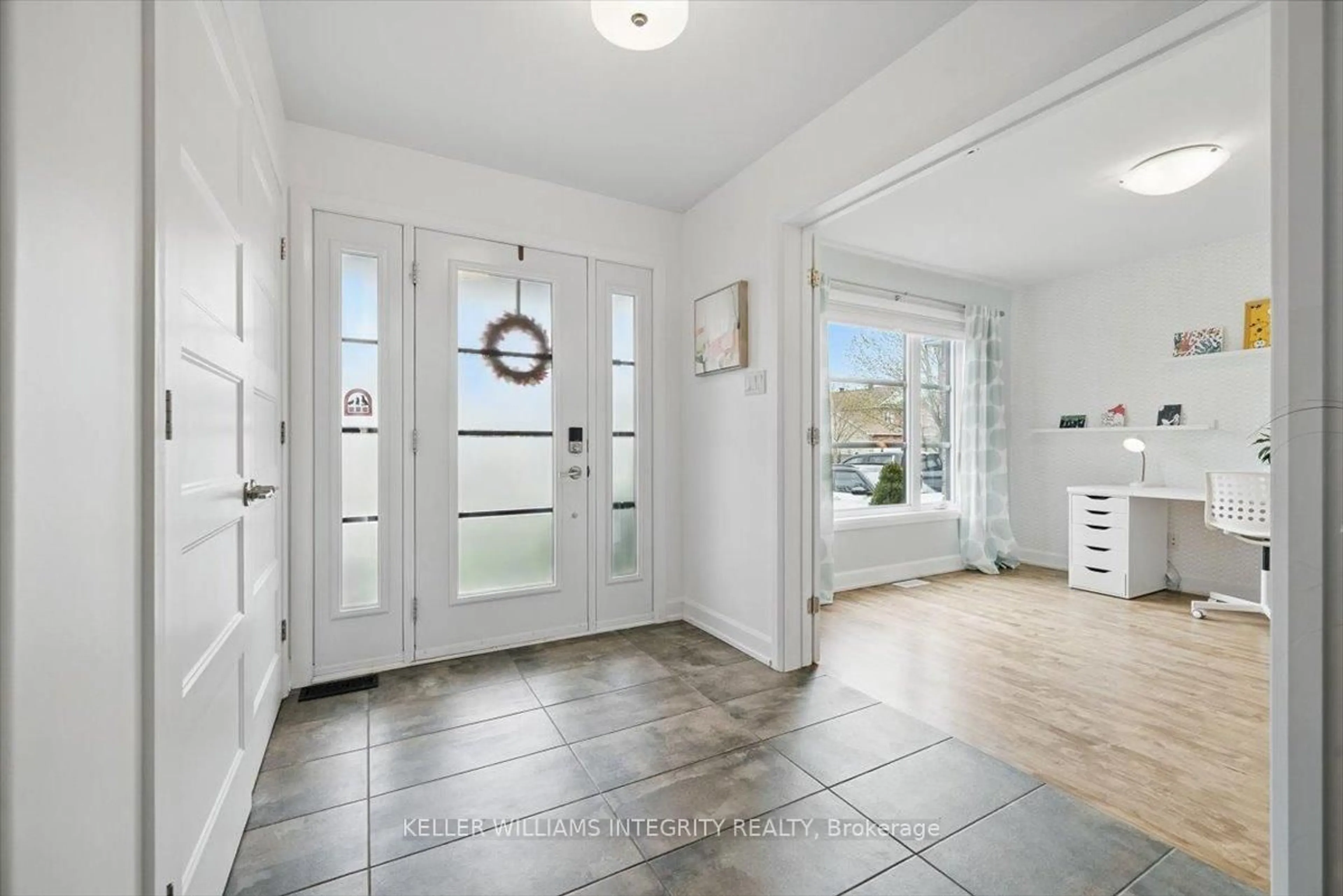Indoor entryway for 74 Cobblestone Dr, Russell Ontario K4R 0B2