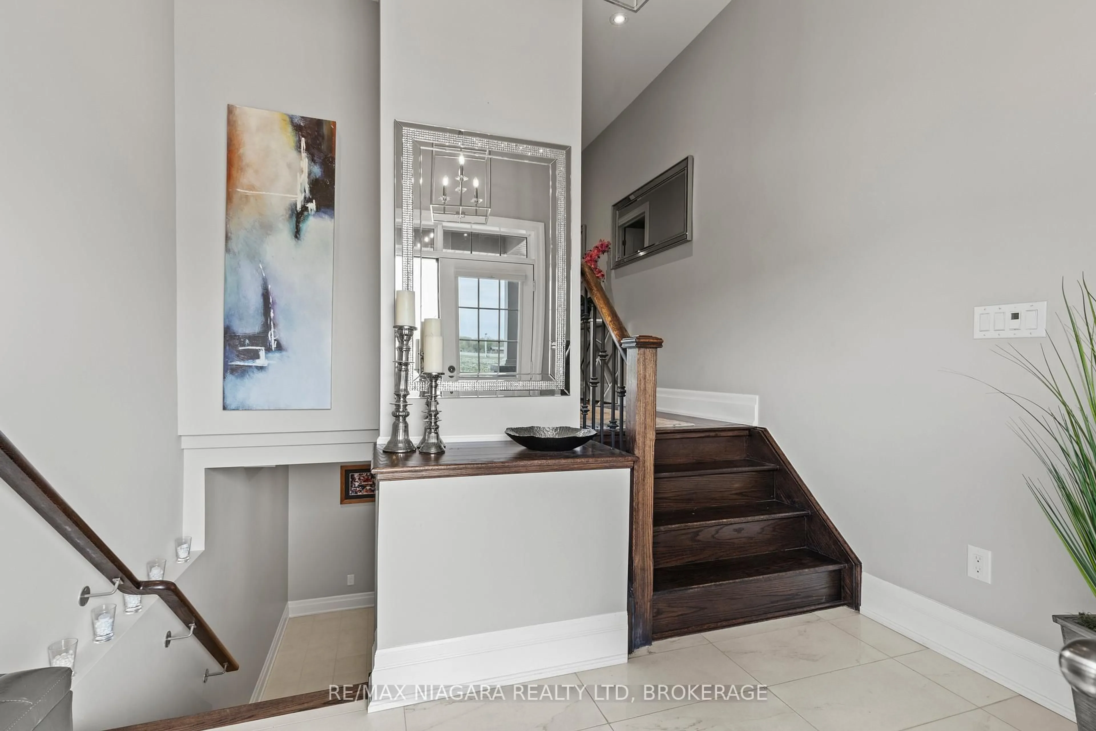 Indoor entryway for 326 Concession 3 Rd, Niagara-on-the-Lake Ontario L0S 1J0