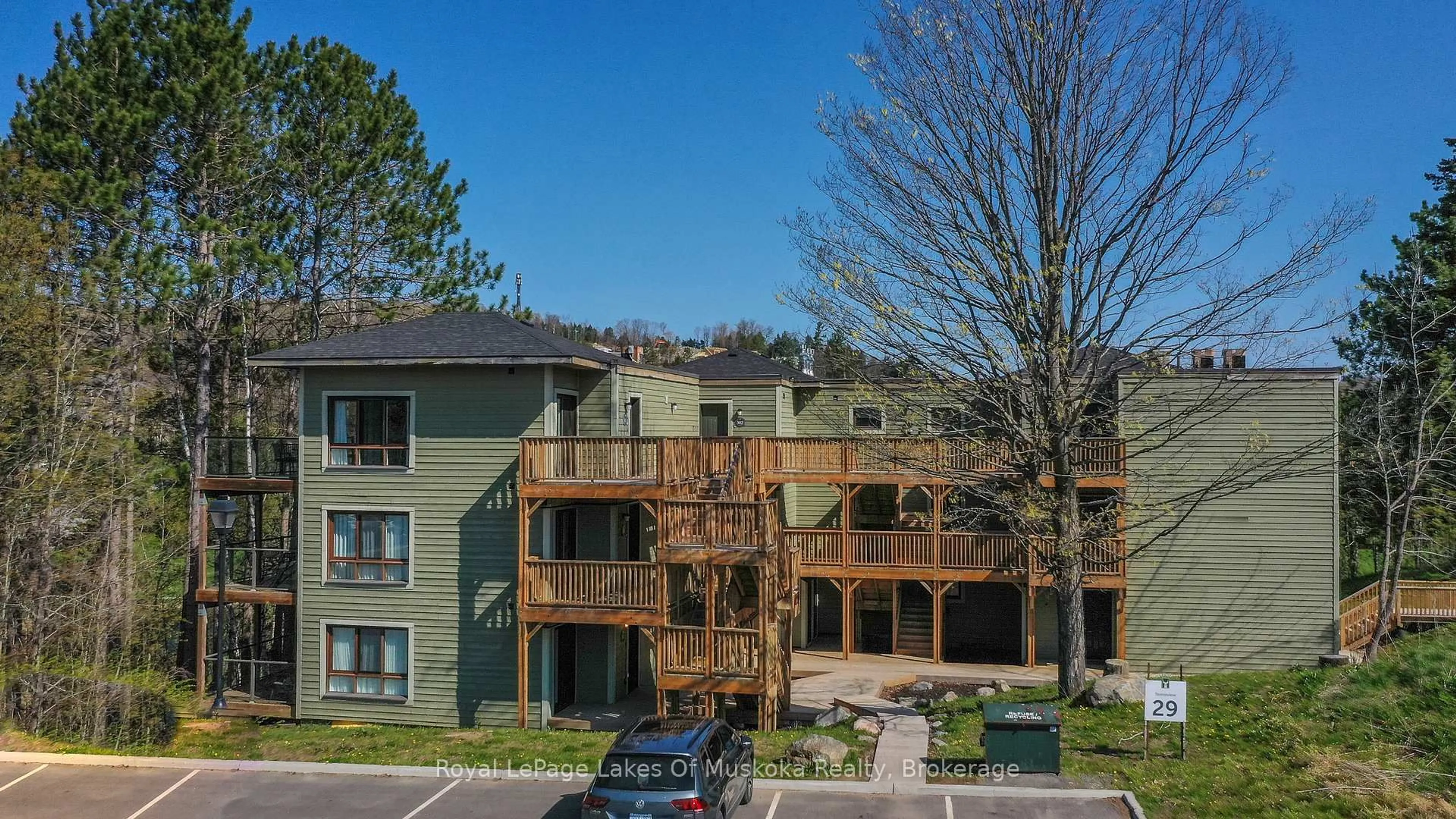 A pic from outside/outdoor area/front of a property/back of a property/a pic from drone, unknown for 29 Deerhurst Dr #301, Huntsville Ontario P1H 1A9