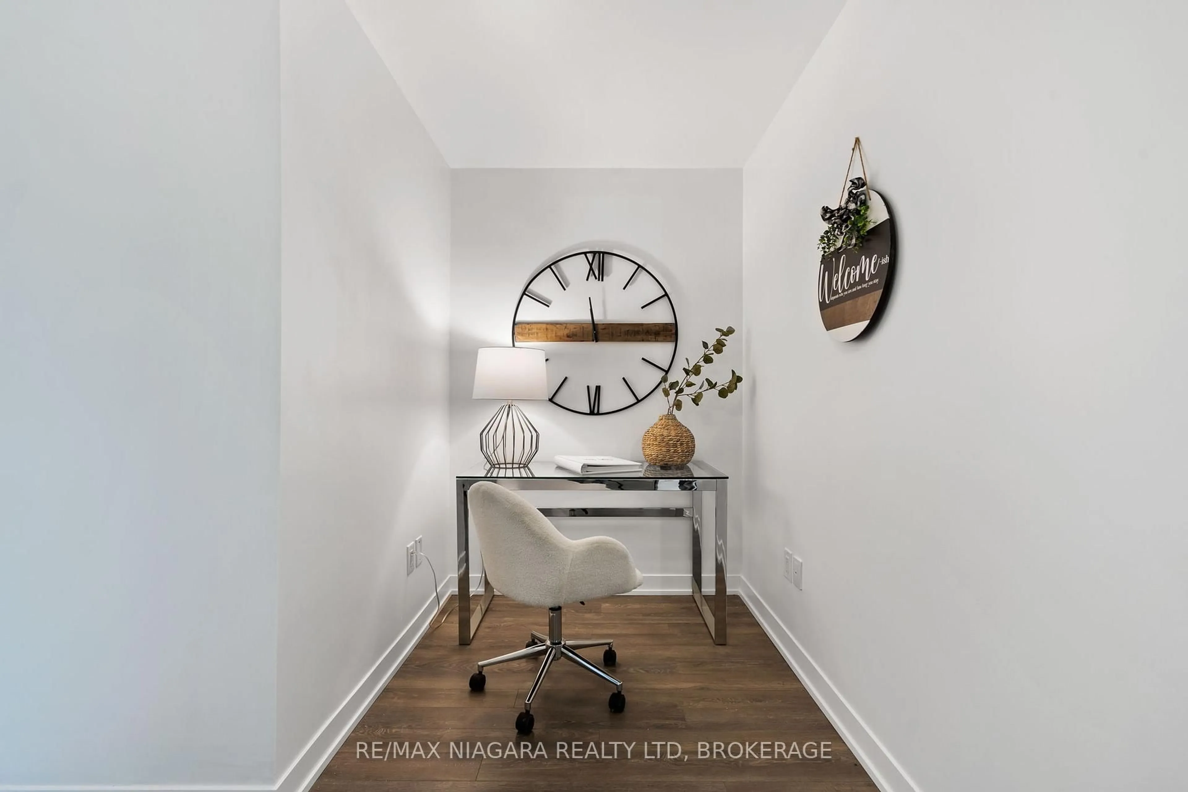 Indoor entryway for 550 North Service Rd #1202, Grimsby Ontario L3M 0H9