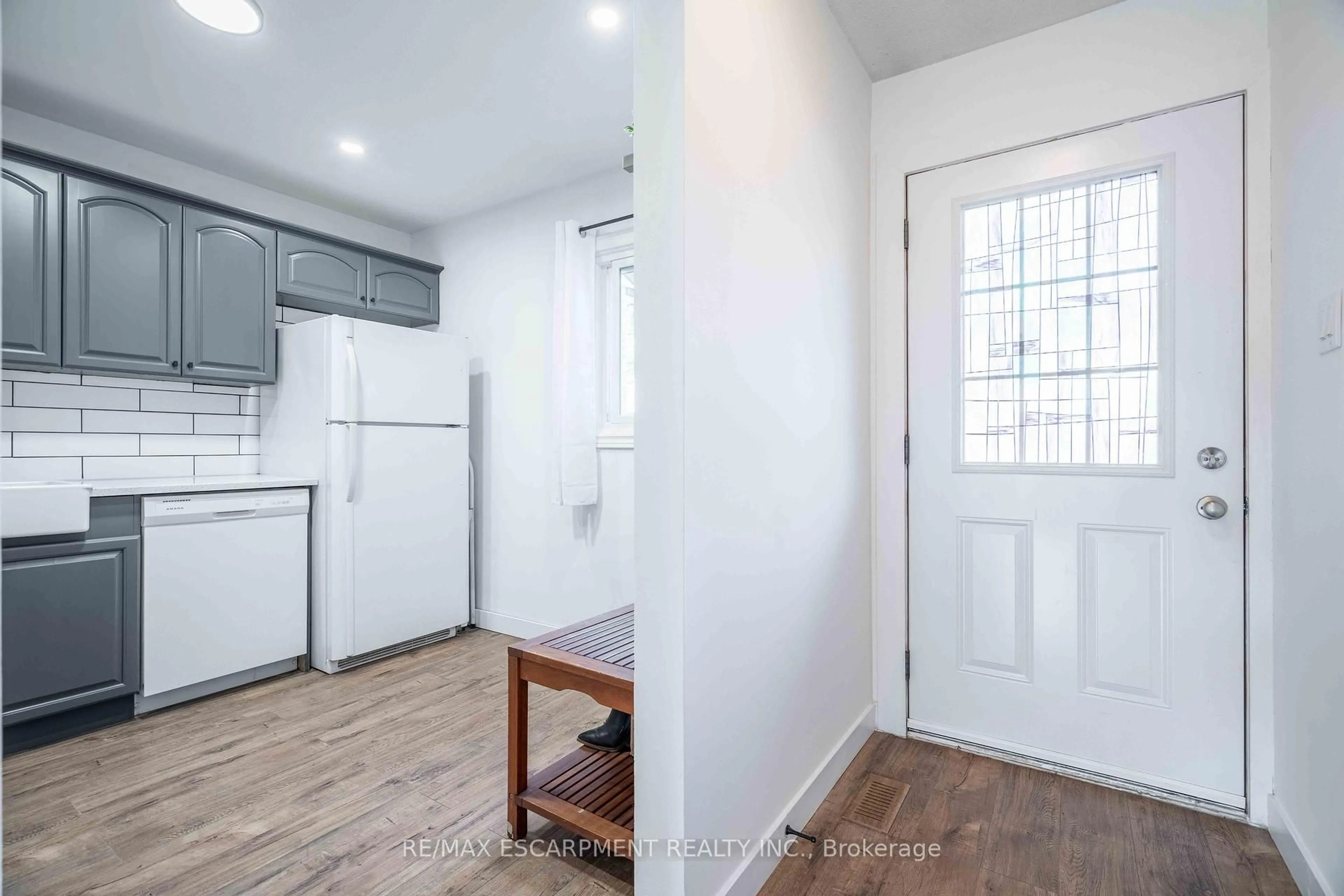 Indoor entryway for 1190 Upper Ottawa St #11, Hamilton Ontario L8W 1T8