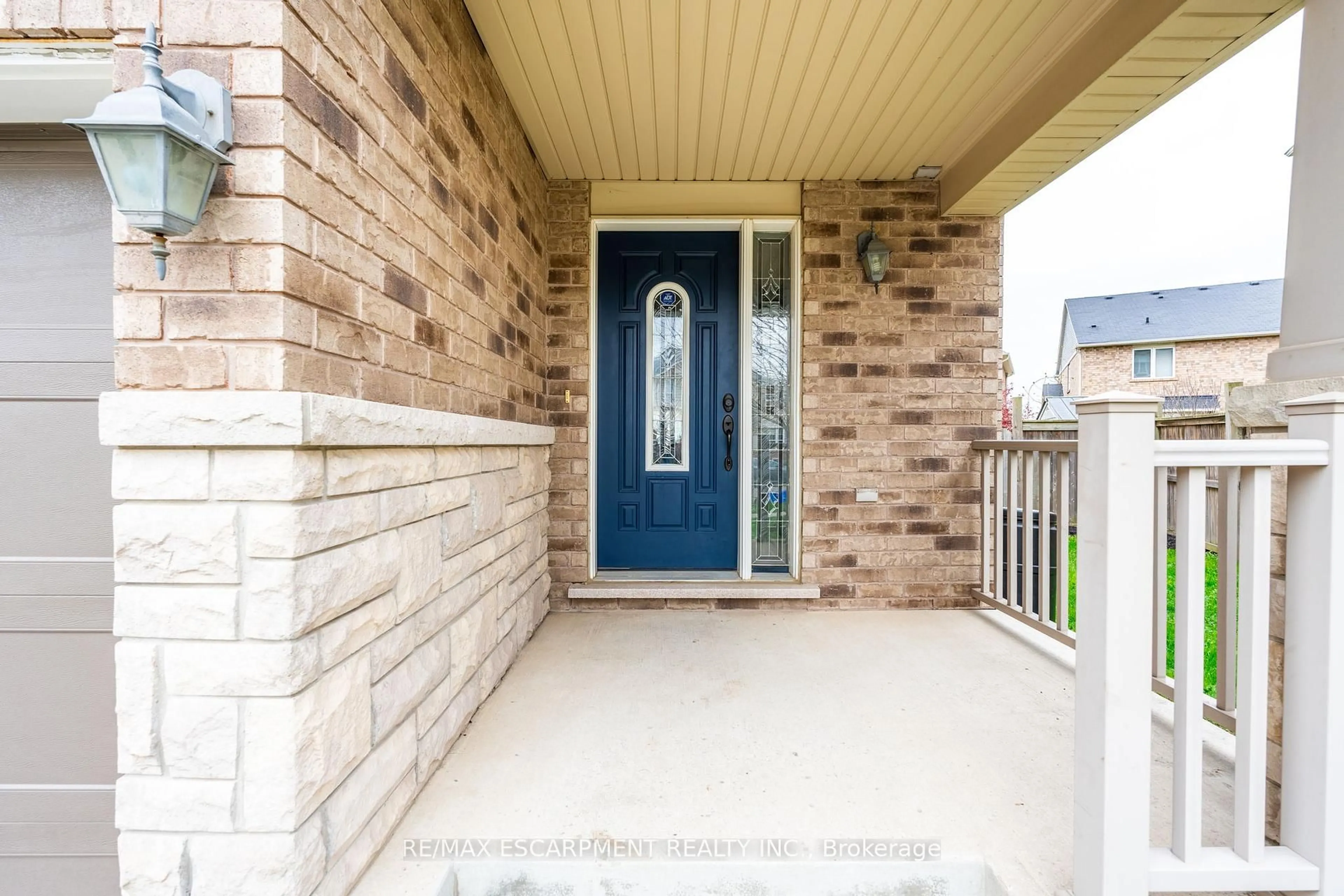 Indoor entryway for 199 Emick Dr, Hamilton Ontario L9K 0E1