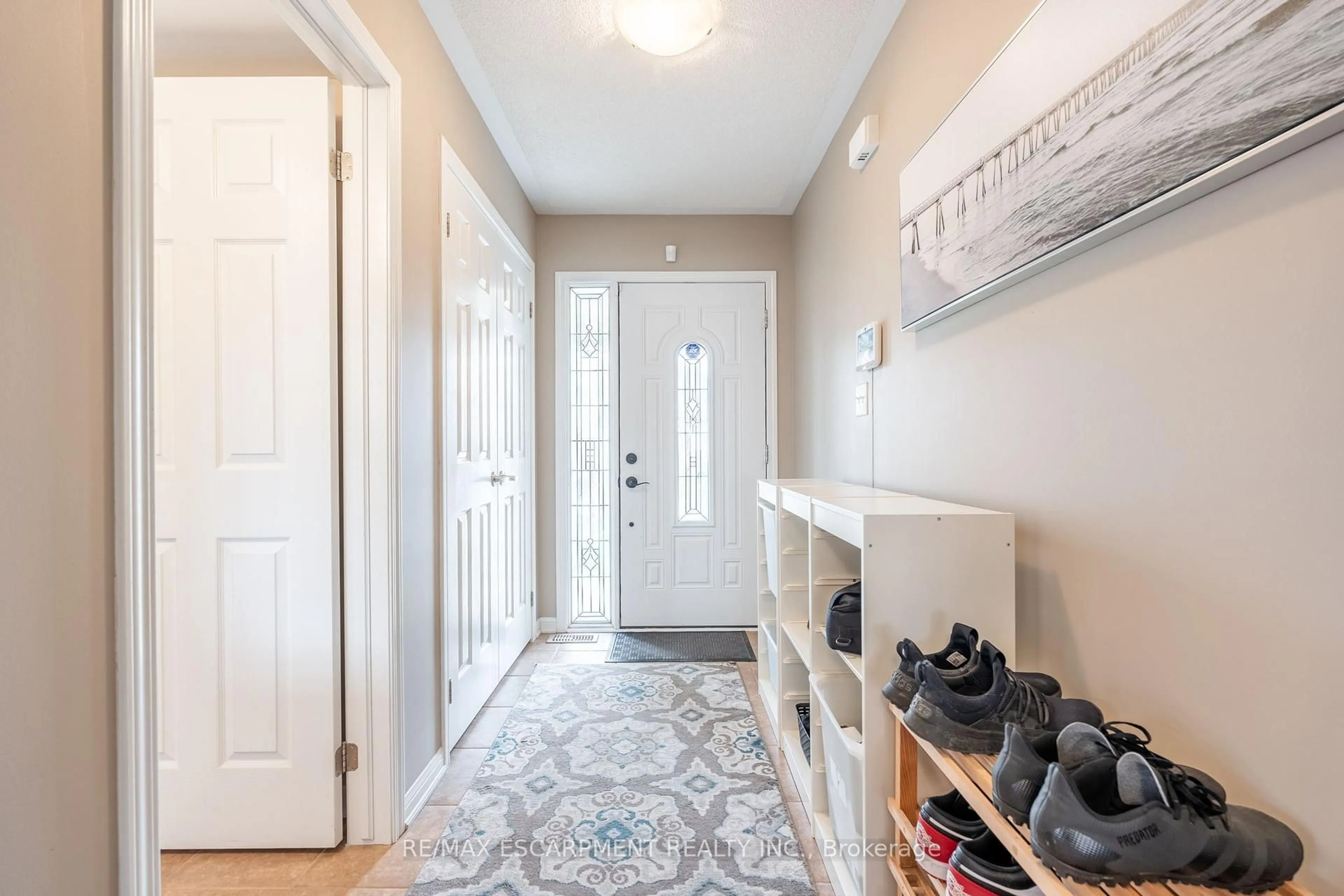 Indoor entryway for 199 Emick Dr, Hamilton Ontario L9K 0E1