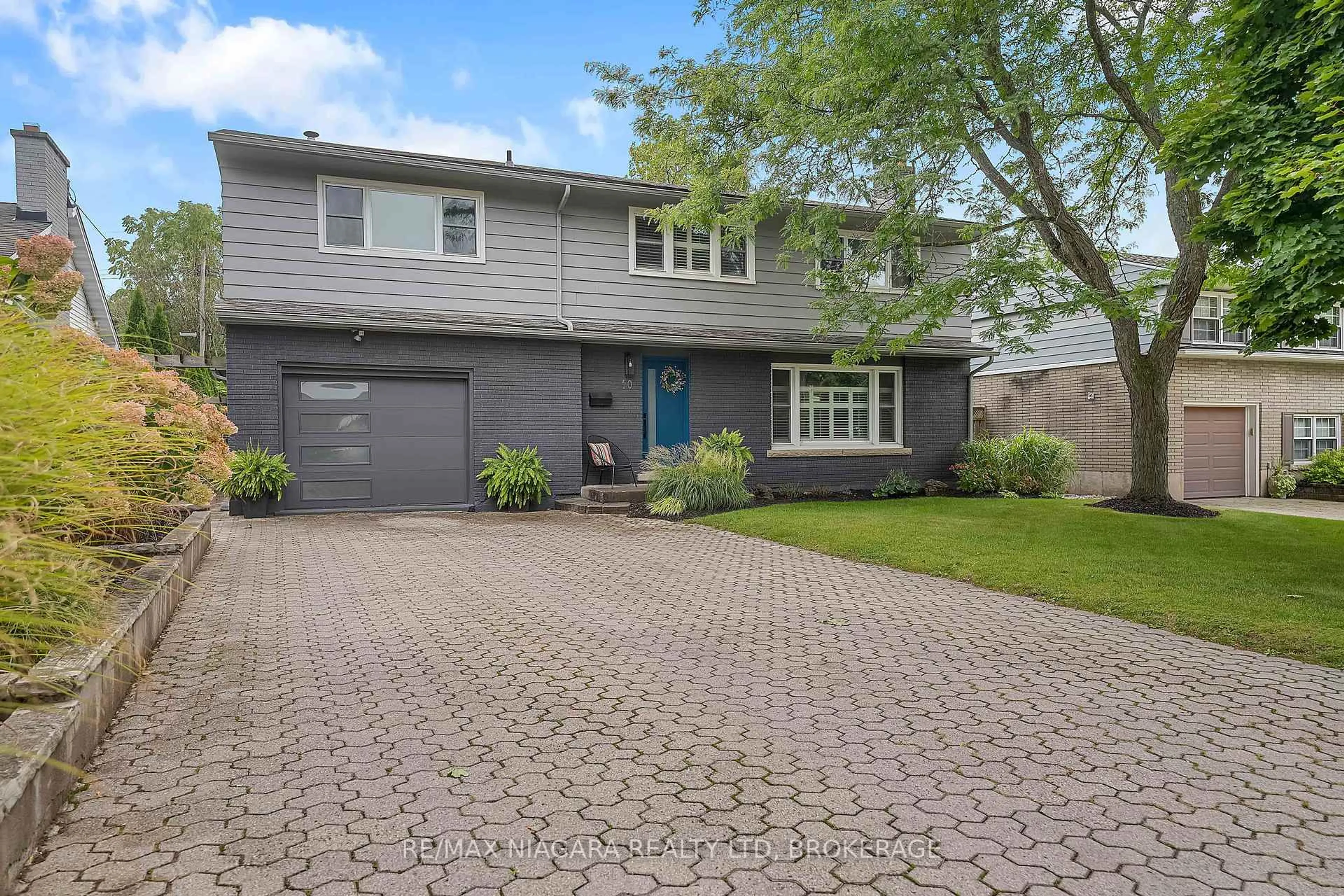 Home with vinyl exterior material, street for 10 SHEPHERDS Circ, St. Catharines Ontario L2T 2C9