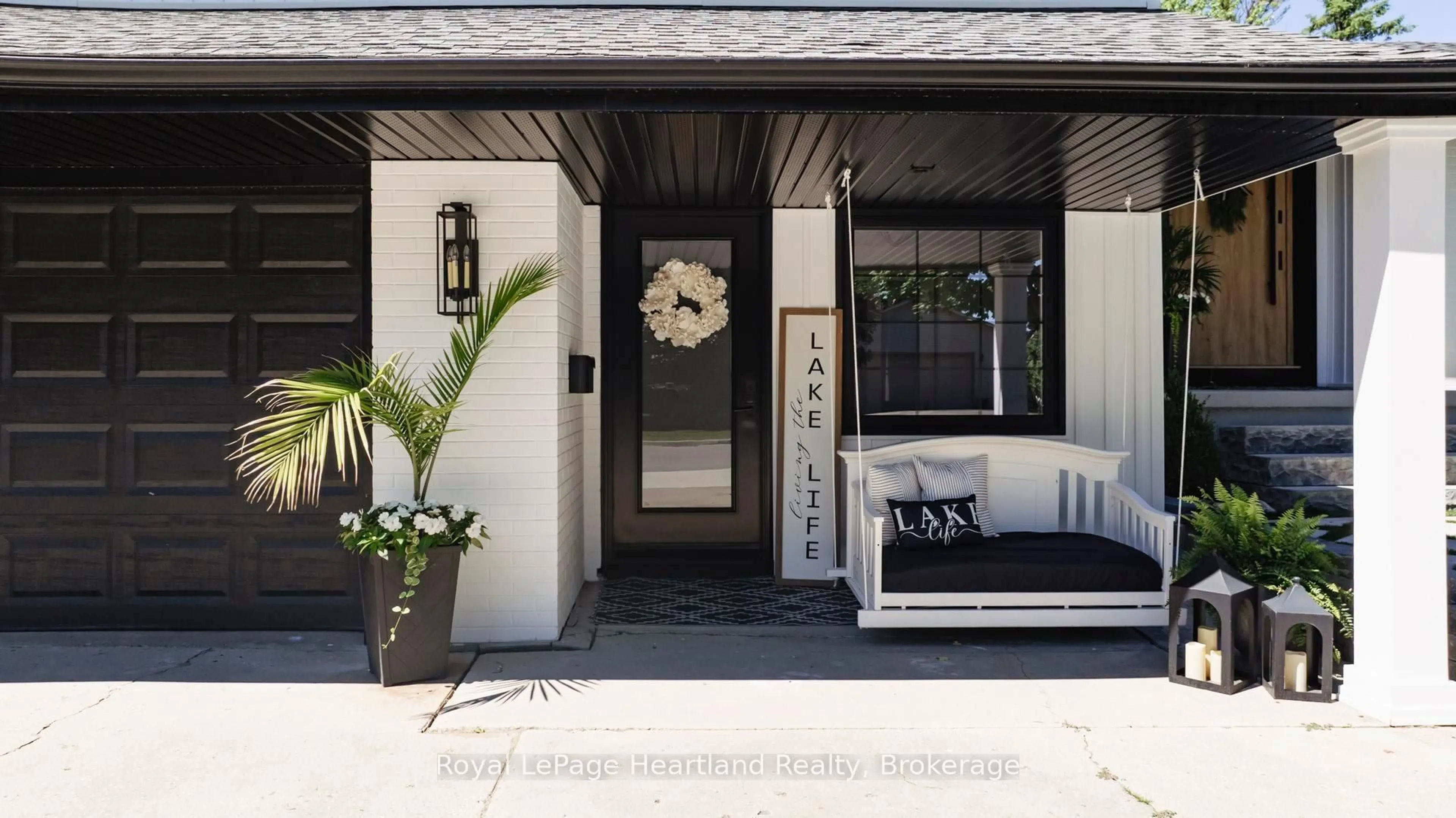 Indoor entryway for 238 Bennett St, Goderich Ontario N7A 1X9