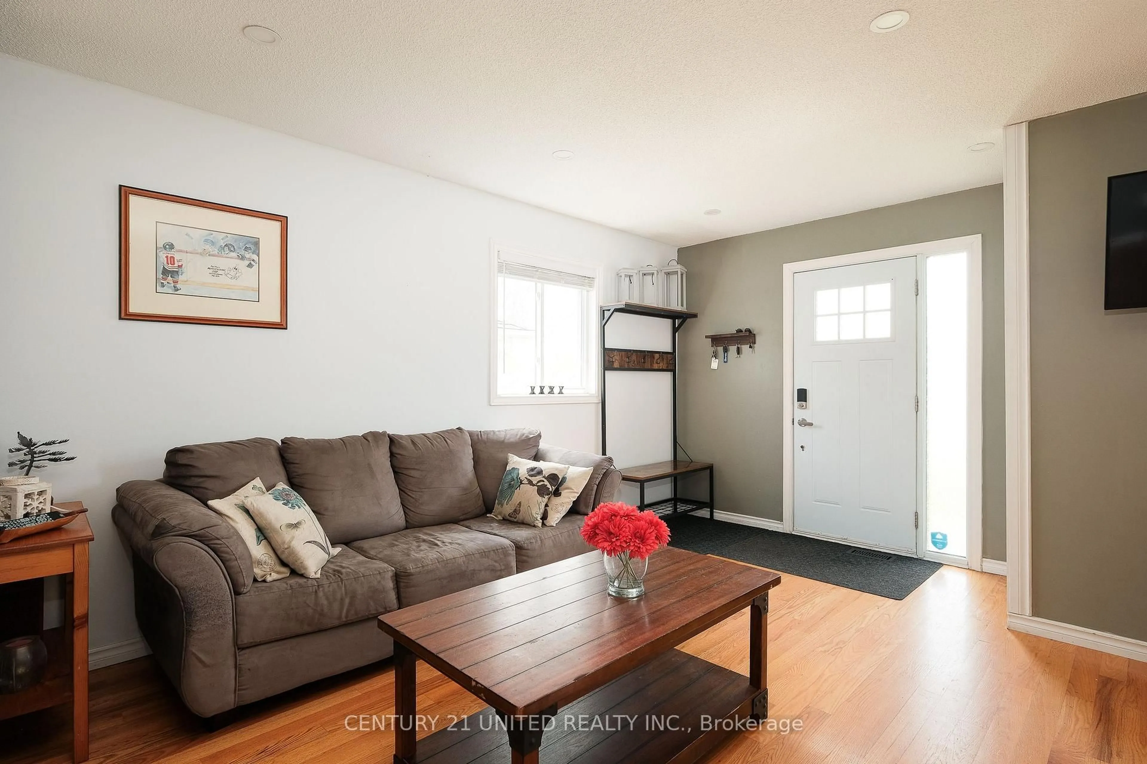 Living room with furniture, unknown for 1190 Neptune St, Peterborough North Ontario K9H 7M6