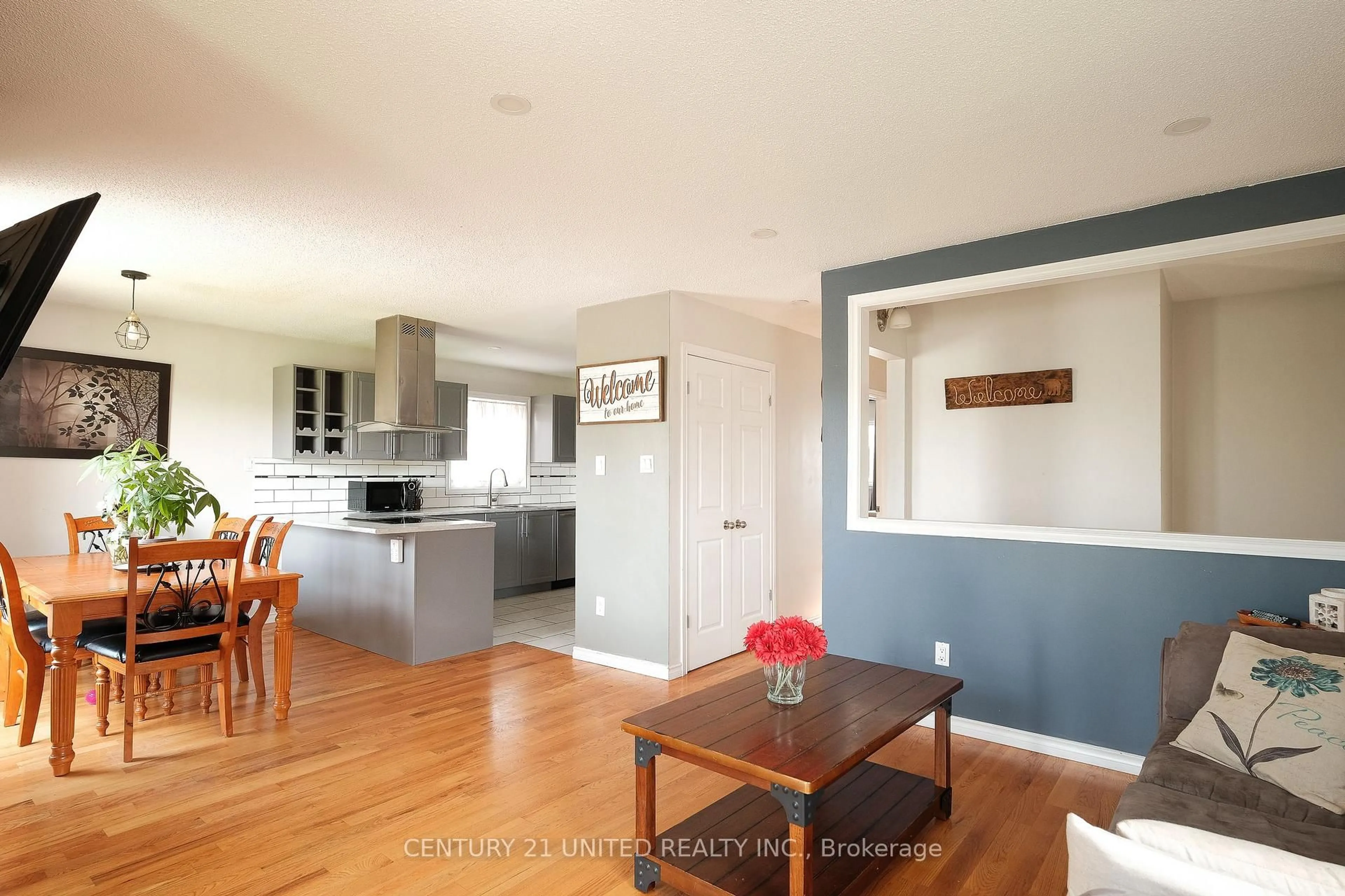 Open concept kitchen, wood/laminate floor for 1190 Neptune St, Peterborough North Ontario K9H 7M6