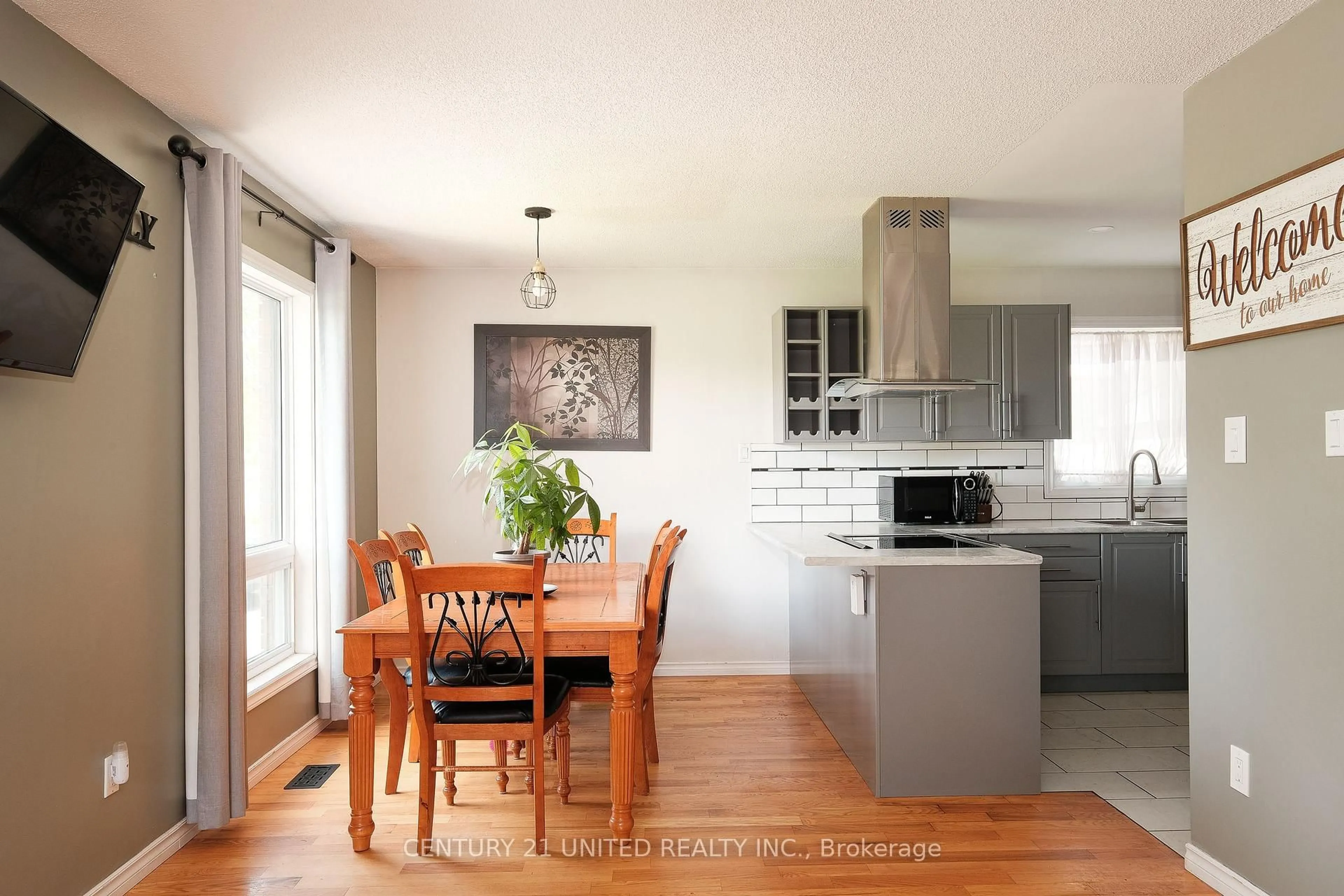 Open concept kitchen, wood/laminate floor for 1190 Neptune St, Peterborough North Ontario K9H 7M6