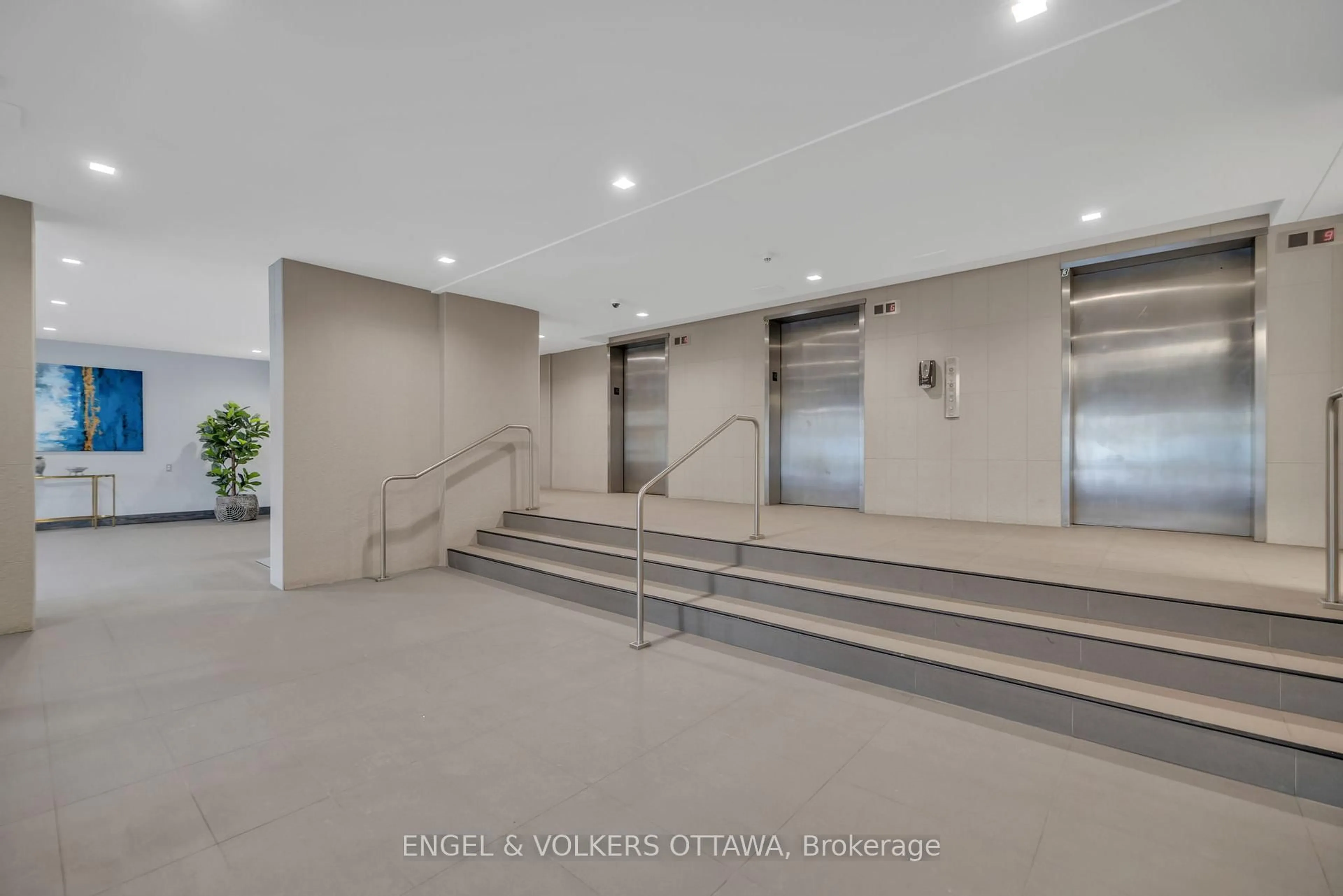 Indoor foyer for 665 Bathgate Dr #1404, Ottawa Ontario K1K 3Y4